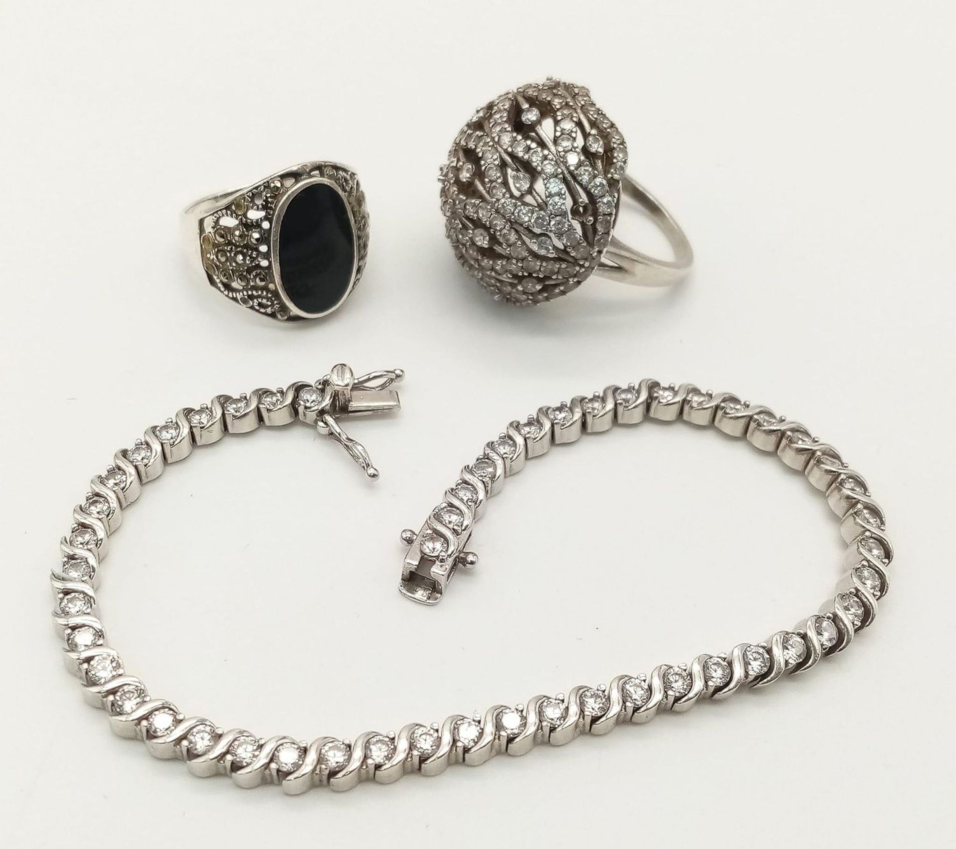 3 X STERLING SILVER ITEMS TO INCLUDE: A STONE SET TENNIS BRACELET, A STONE SET BUBBLE RING SIZE P - Bild 5 aus 14