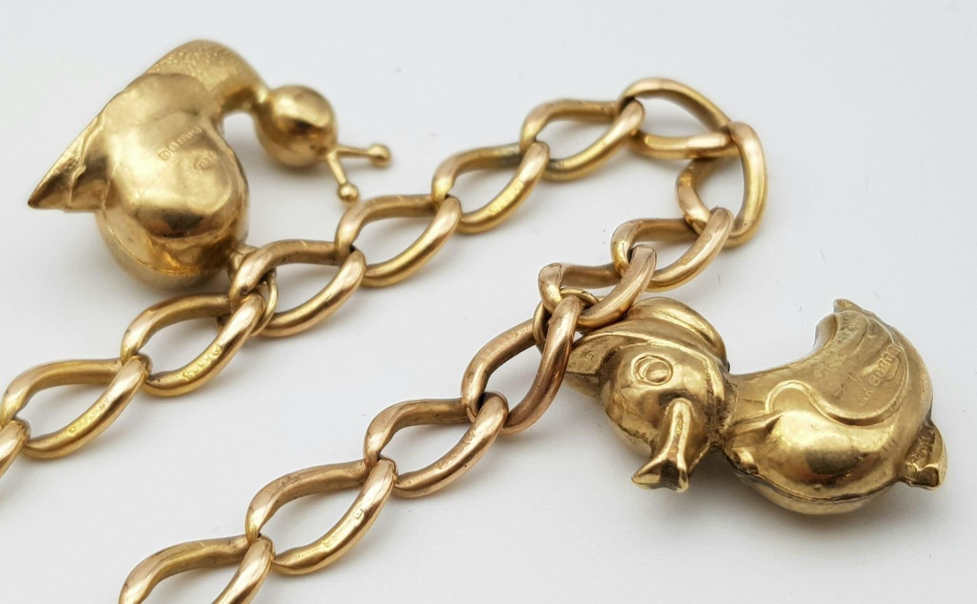 A vintage 9 K rose gold chain bracelet with a padlock clasp and two chams (a snail and a duck). Good - Image 2 of 6