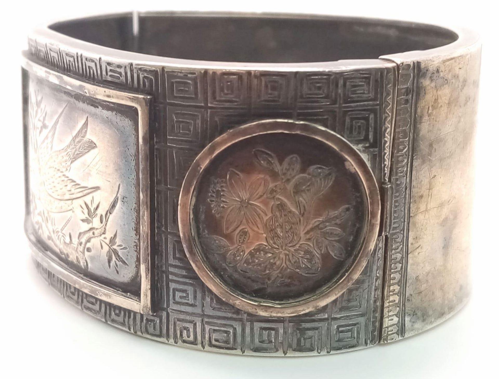 A vintage sterling silver click-on bangle (A/F) with oriental nature motif engravings. Total - Bild 4 aus 10