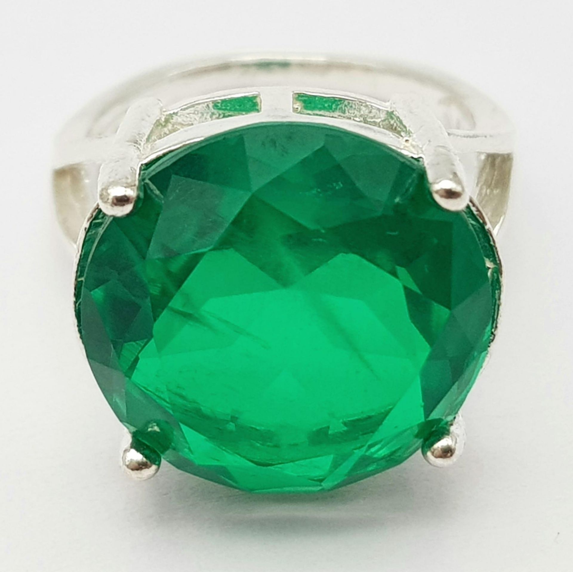 A sterling silver solitaire ring with a round cut synthetic emerald ( 9.88 carats), size: K1/2, - Bild 2 aus 4