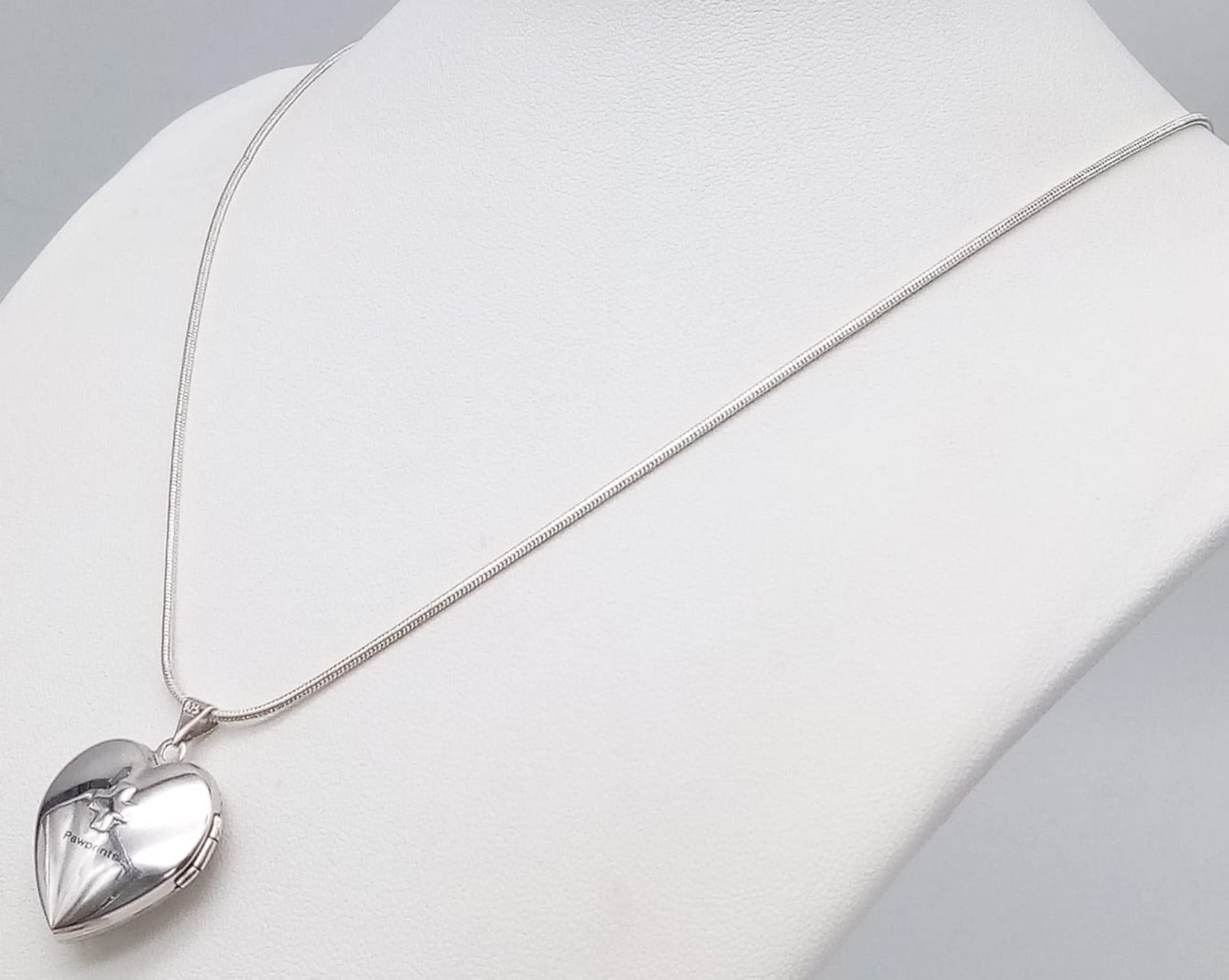 A fancy 925 silver Pawprints heart locket pendant on silver chain. Total weight 6.7G. Total length - Image 2 of 6