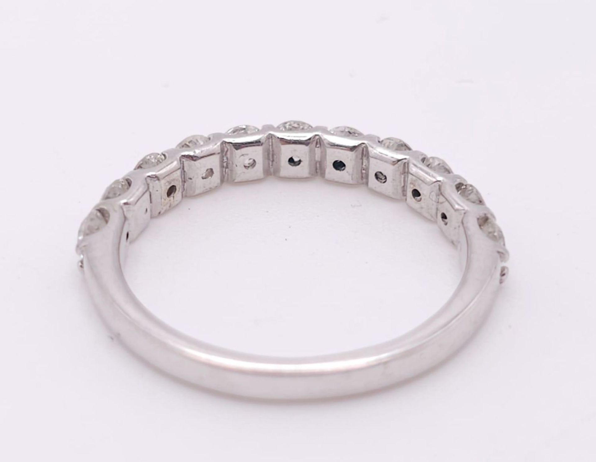 An 18 K white gold half eternity ring with good quality brilliant cut diamonds. Size: O, weight: 2.9 - Bild 9 aus 10