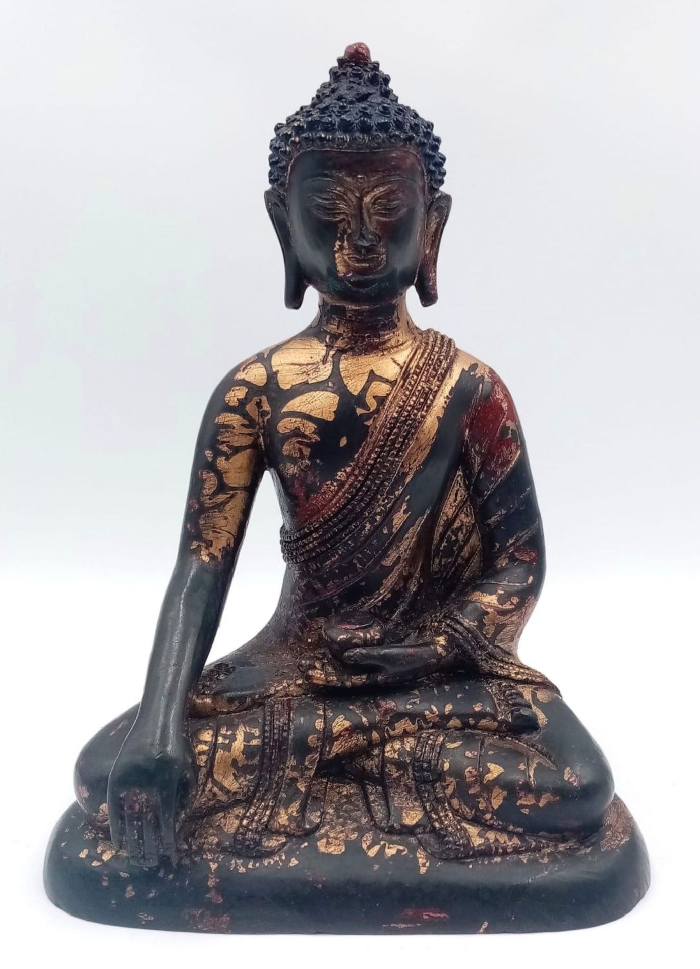 A Majestic Antique Chinese Seated Buddha Figure - Decorated with gilt and polychrome highlights. - Image 2 of 5