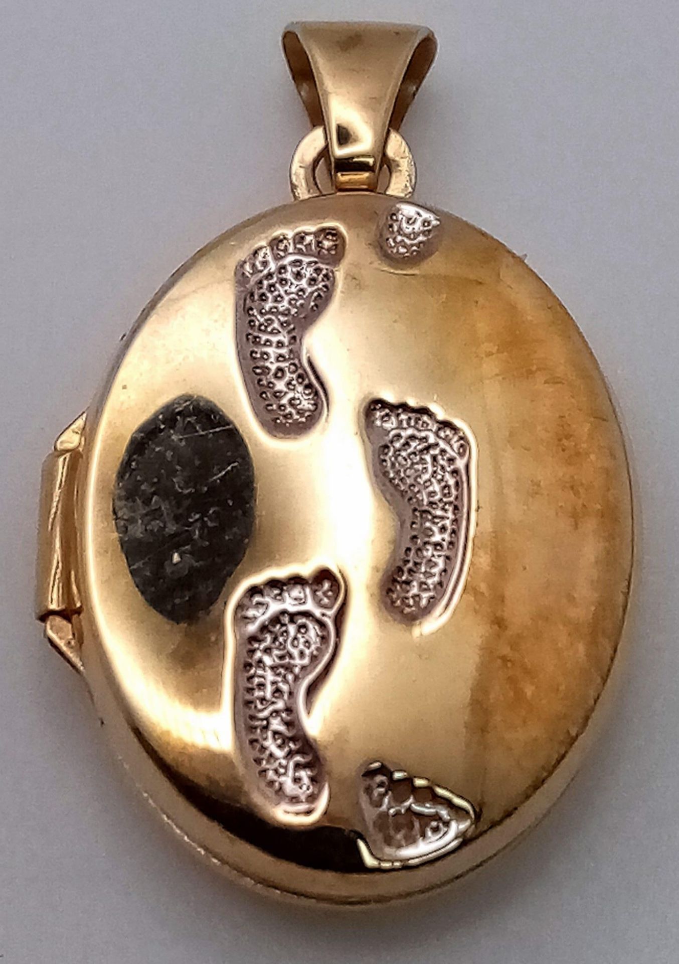 A 9K Yellow Gold Footprint Locket Pendant. 2.5cm. 1.2g weight.