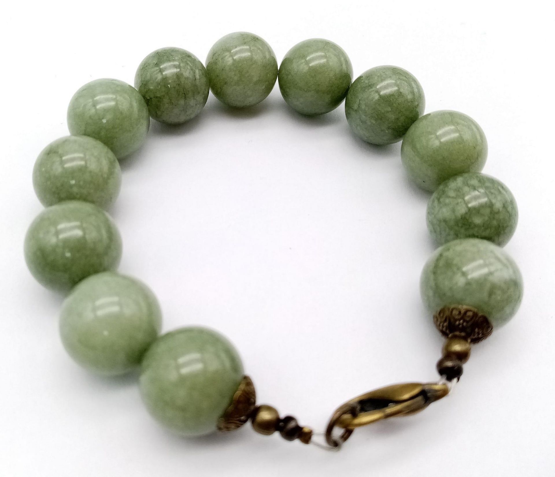 A Vintage Green Jade Bead Bracelet. 12mm beads. 17cm - Bild 3 aus 5