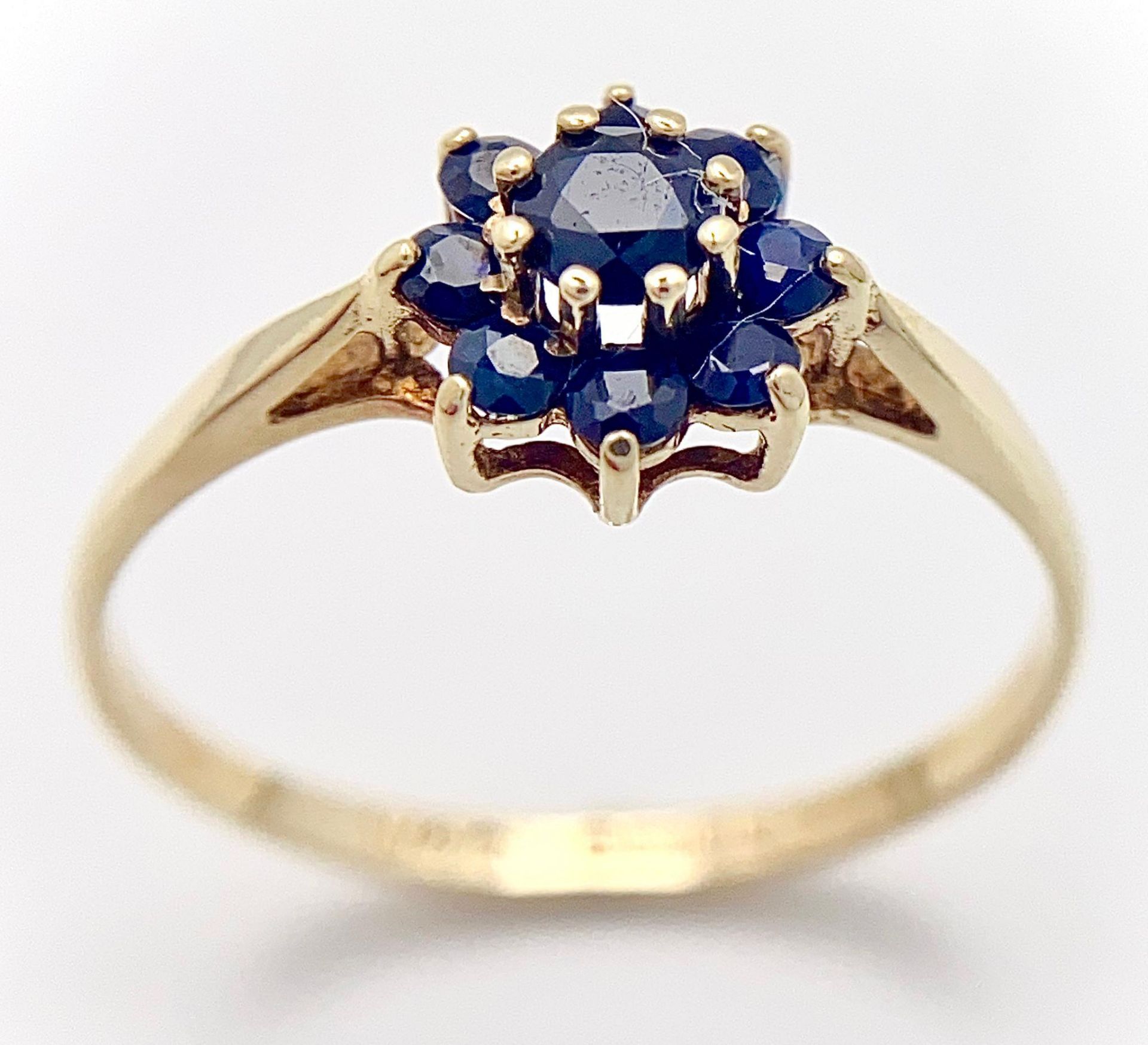 A 9K YELLOW GOLD SAPPHIRE SET CLUSTER RING. 1.3G. SIZE Q. - Image 3 of 9