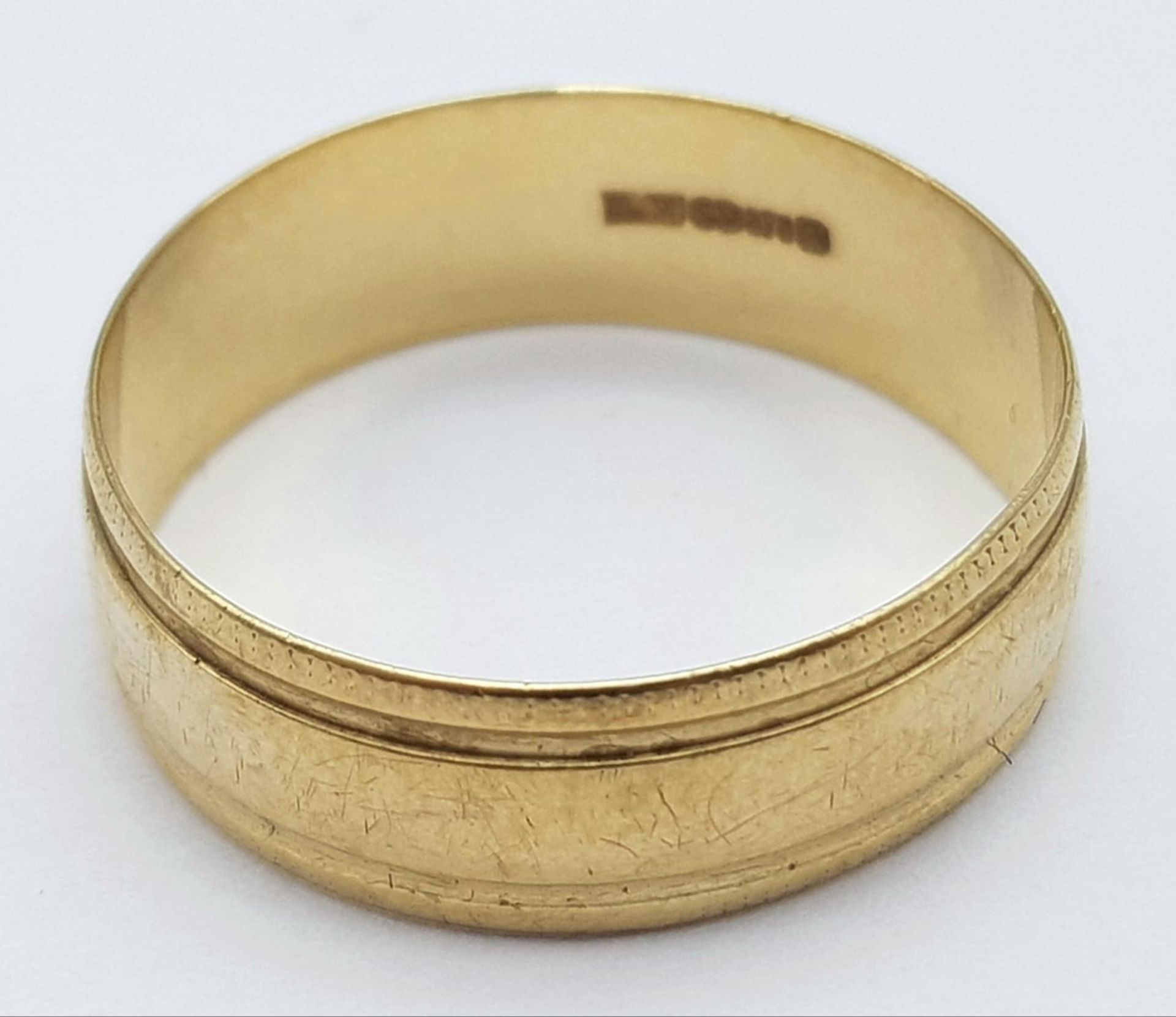 A Vintage 9K Yellow Gold Ridged Band Ring. 7mm width. Full UK hallmarks. 2.5g weight - Bild 3 aus 4