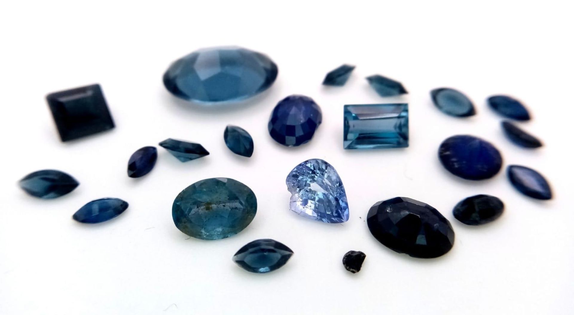 A Parcel of 21 Sapphires. Assorted Sizes and Cuts. 18.28 Carats Total. - Bild 2 aus 3