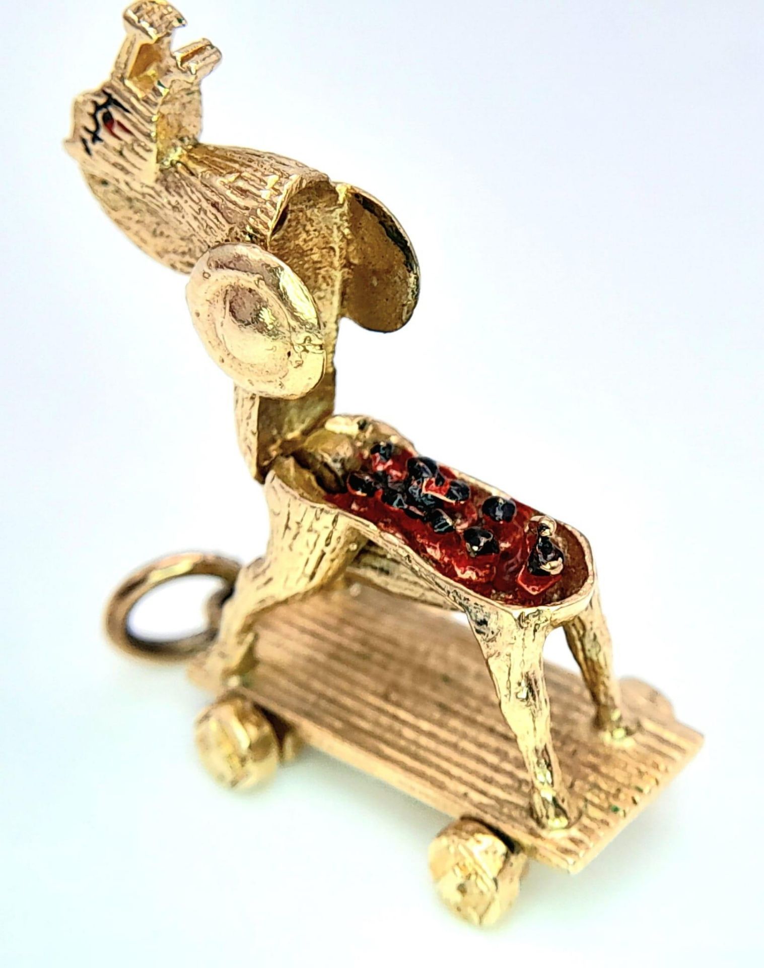 A 9K Yellow Gold Hobby Horse Charm. Opens to reveal soldiers. 2.4cm x 2.3cm, 5.8g total weight. Ref: - Image 4 of 6