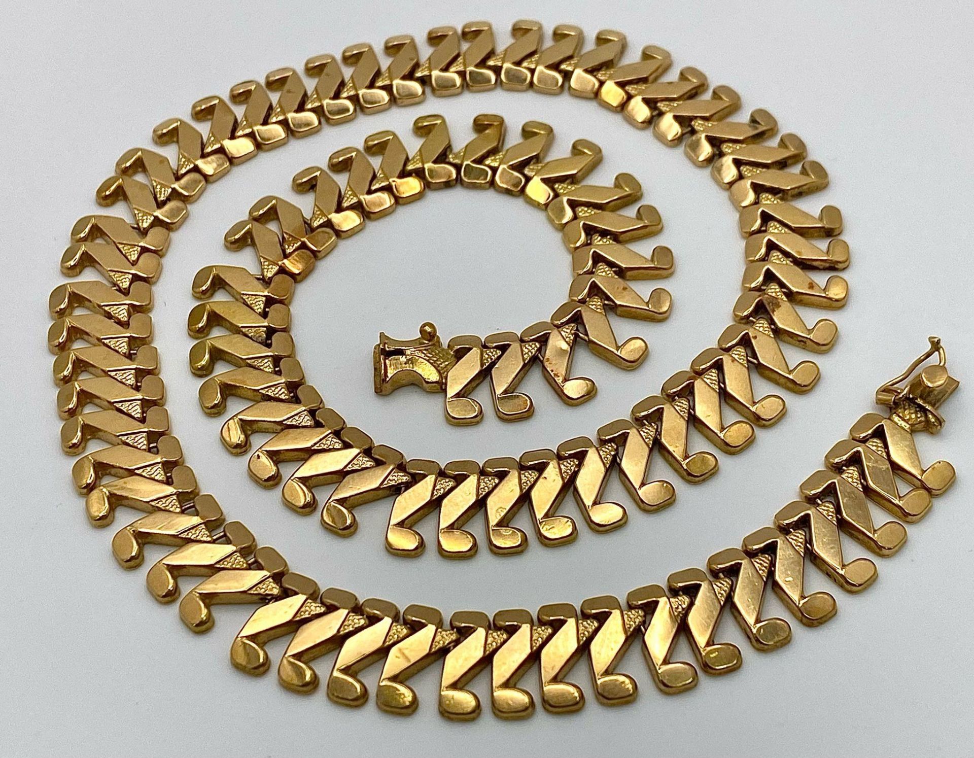 A Wonderful 18K Yellow Gold Reptilian Link Necklace with a Snakes Head Clasp! 42cm length. 37.71g - Image 2 of 8