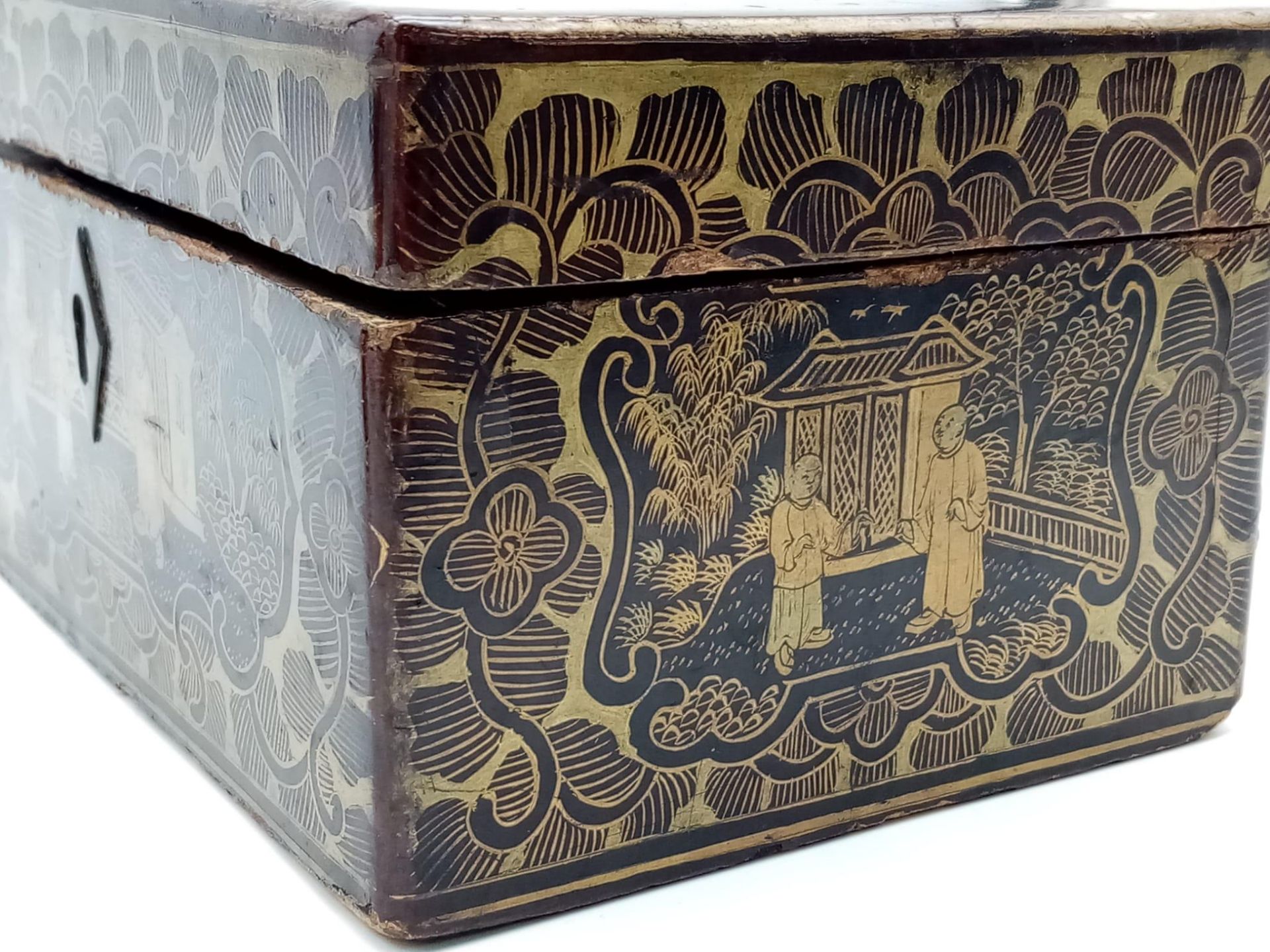 An Antique, Late 18th Century Chinese Lacquer Tea Caddy/Jewellery Box. Wonderful gilding depicting - Image 4 of 7