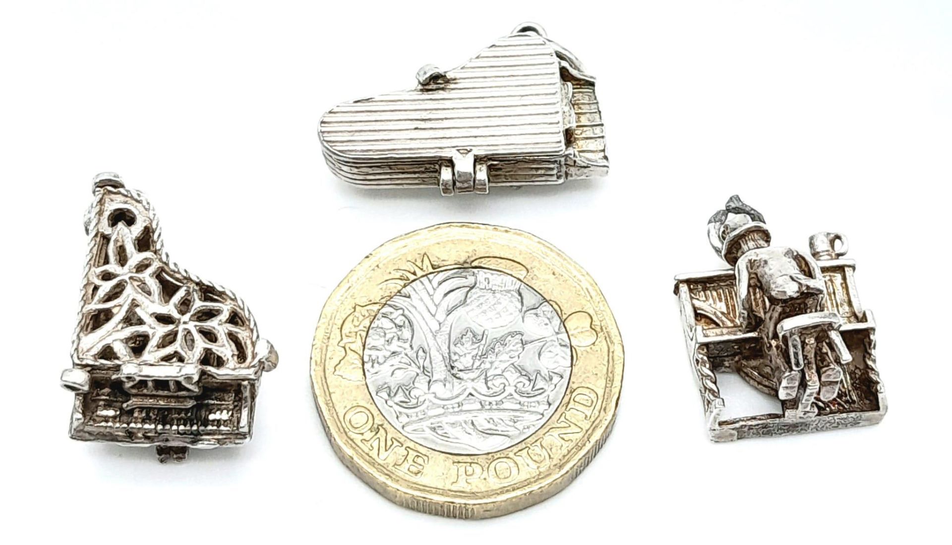 A collection of 3 vintage silver piano motif articulated charms/pendants. Total weight 12.5G - Image 7 of 11