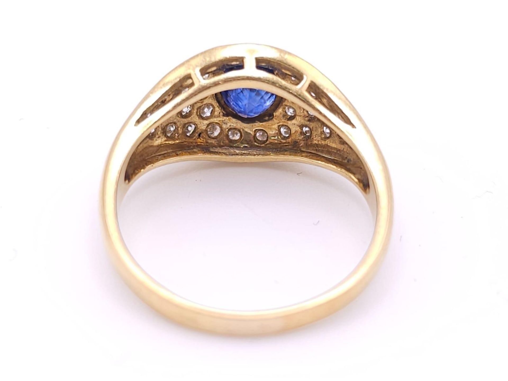 AN 18K YELLOW GOLD FANCY DIAMOND & SAPPHIRE RING. 0.75CTW OF 8 CUT DIAMONDS AND A 0.75CT OVAL - Image 5 of 8