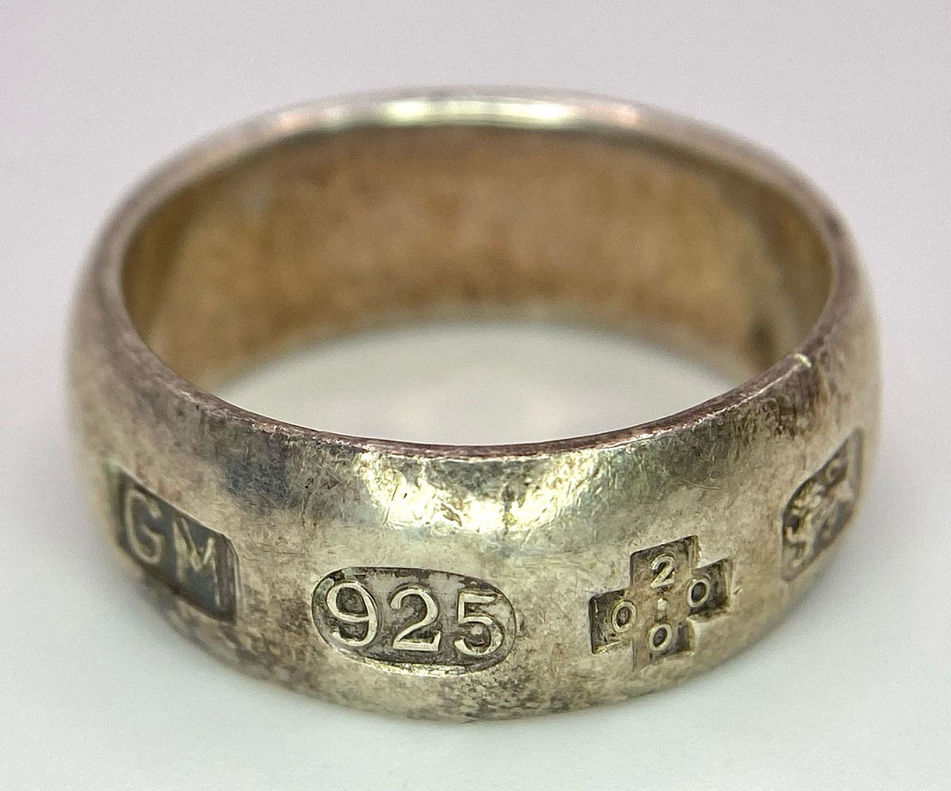 A vintage sterling silver band ring with full Sheffield Millennium hallmarks. Total weight 8.88G. - Image 5 of 7