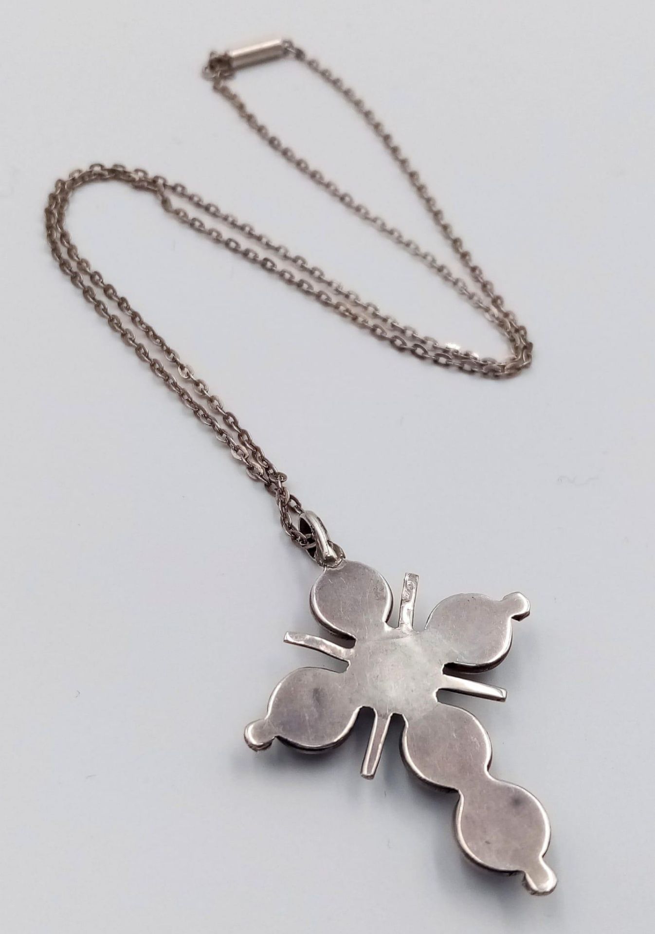 A Vintage Silver and Coral Cabochon Ornate Cross Pendant Necklace. 42cm Length Chain. Pendant - Image 3 of 4