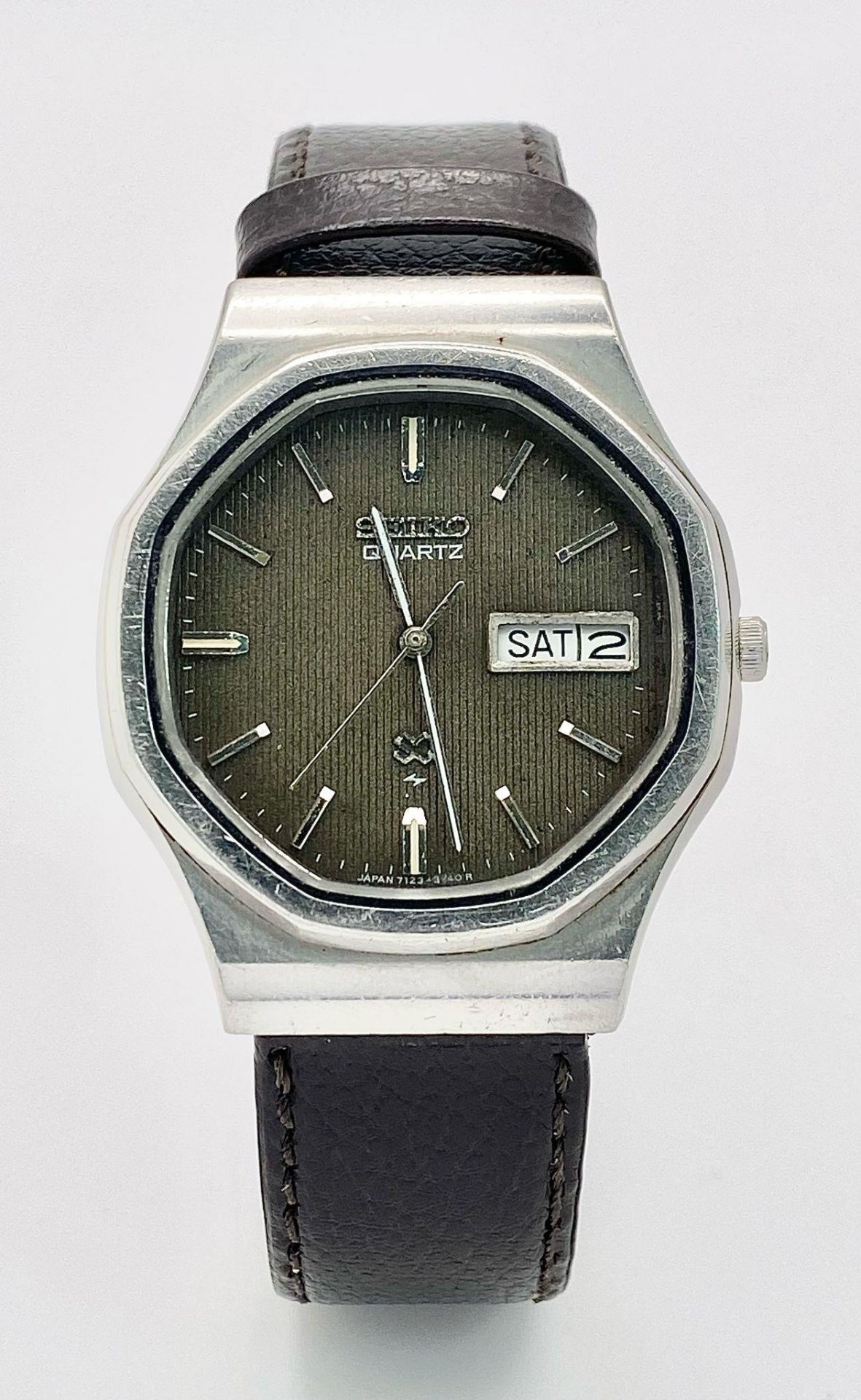 A Vintage Seiko Quartz Watch. Black leather strap. Octagonal case - 36mm. Grey dial with day/date - Image 2 of 7