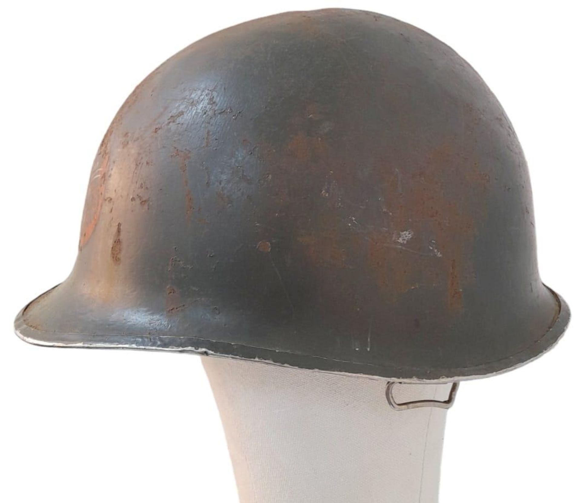 WW2 US Front Seam Swivel Bale M1 Helmet. Badged to a Tank Destroyer Unit. Found in a junk shop - Image 4 of 4