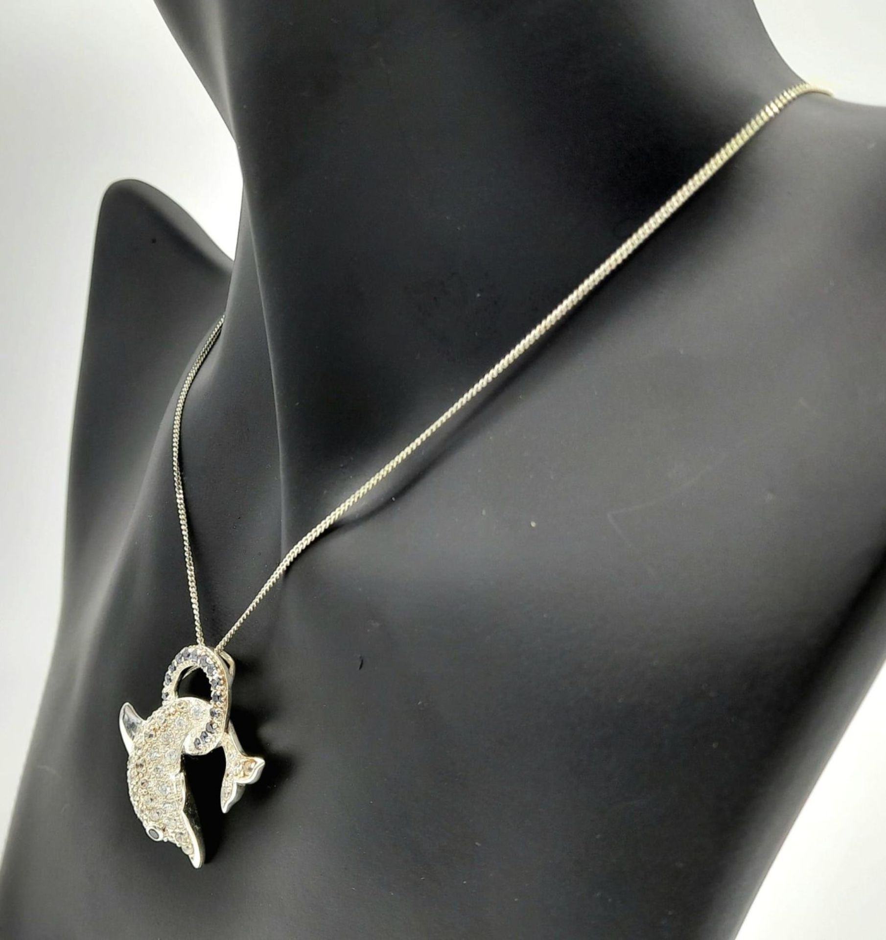 An Unworn Sterling Silver Stone Set Dolphin Pendant Necklace in Presentation Box. 46cm Length. - Bild 7 aus 14