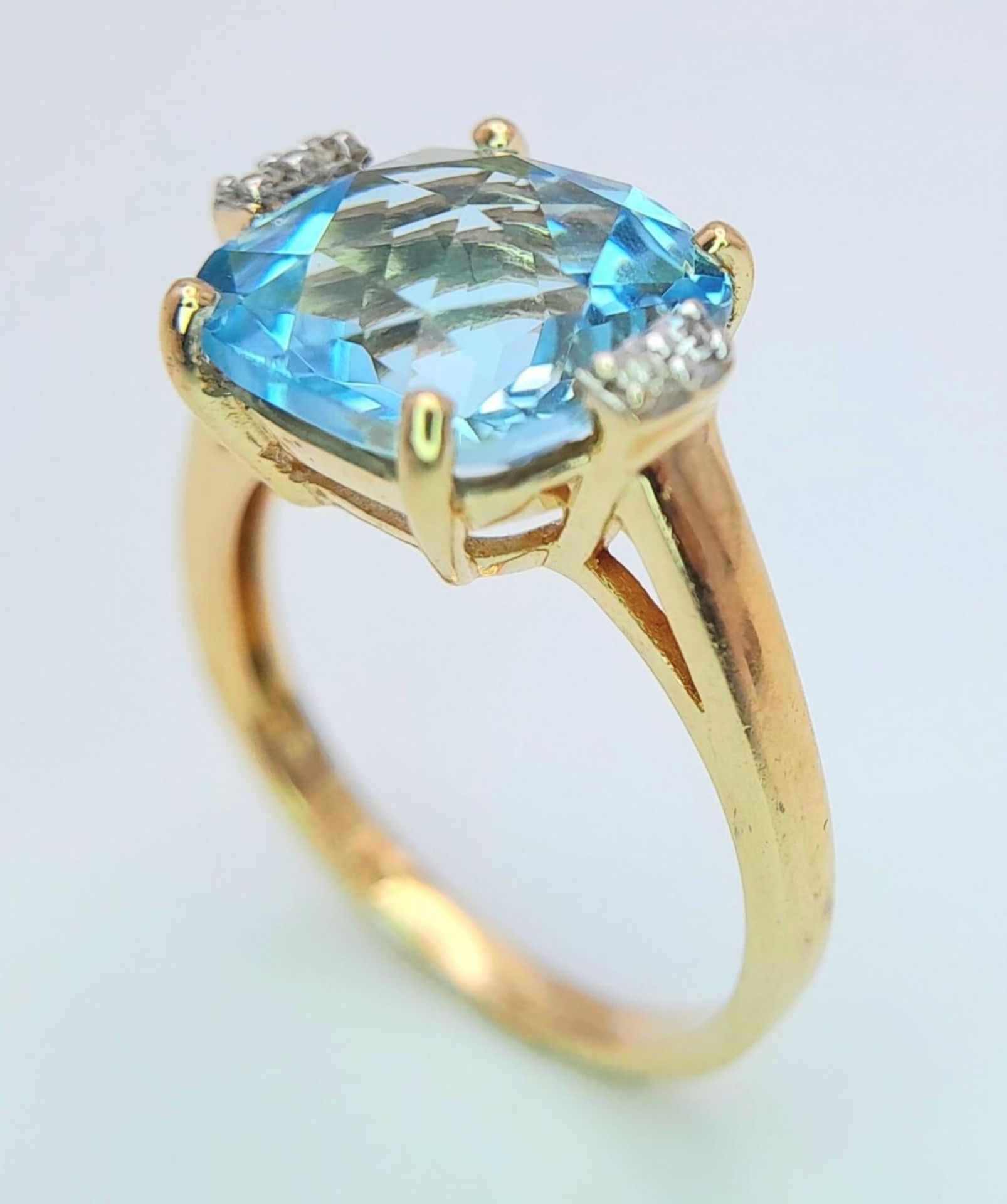 A very attractive 14 K yellow gold ring with a large, cushion cut aquamarine and a pair of - Image 9 of 14