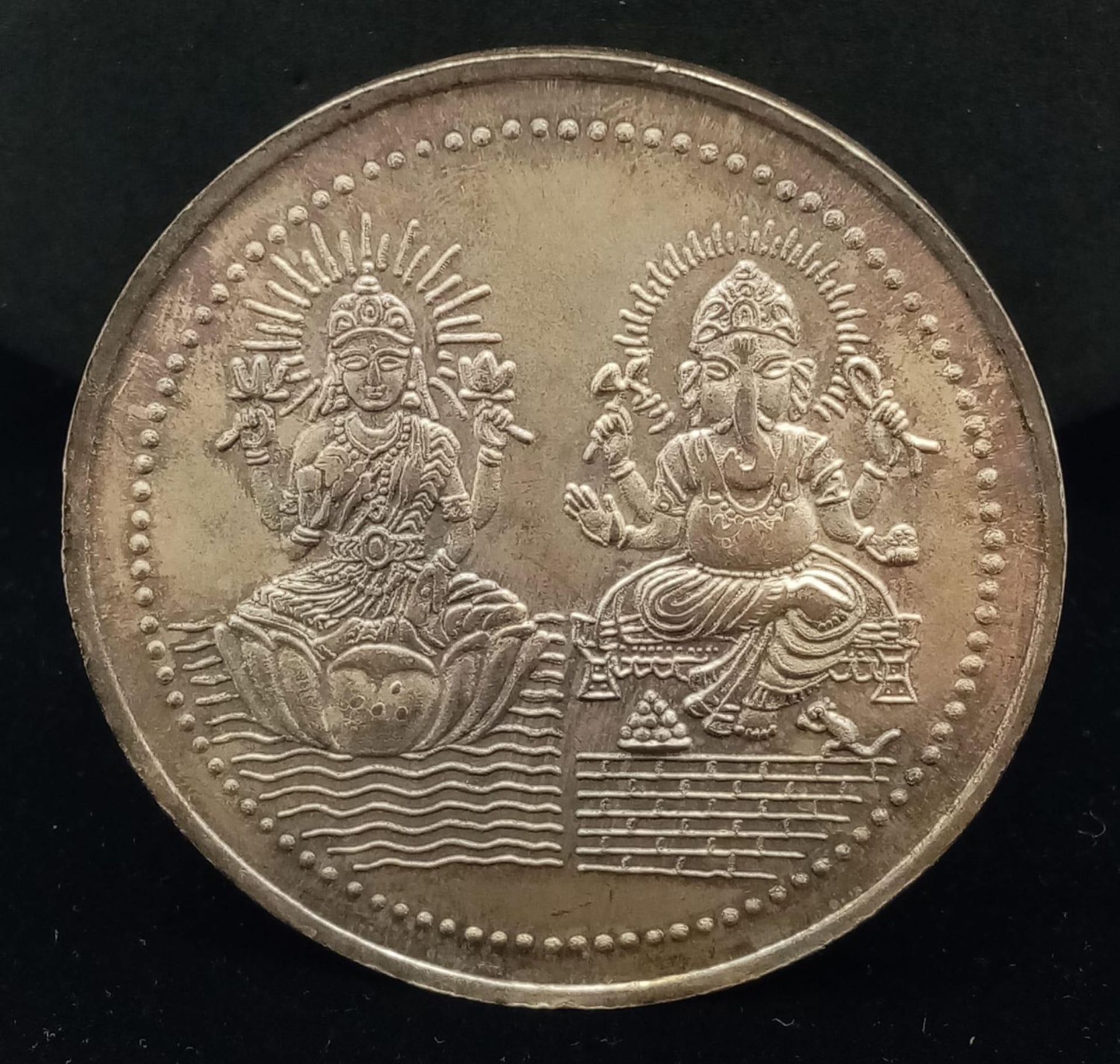 A vintage 999 fine silver Kalpana & Hasmukh Rawal medallion with religious icons at the back. - Bild 2 aus 4