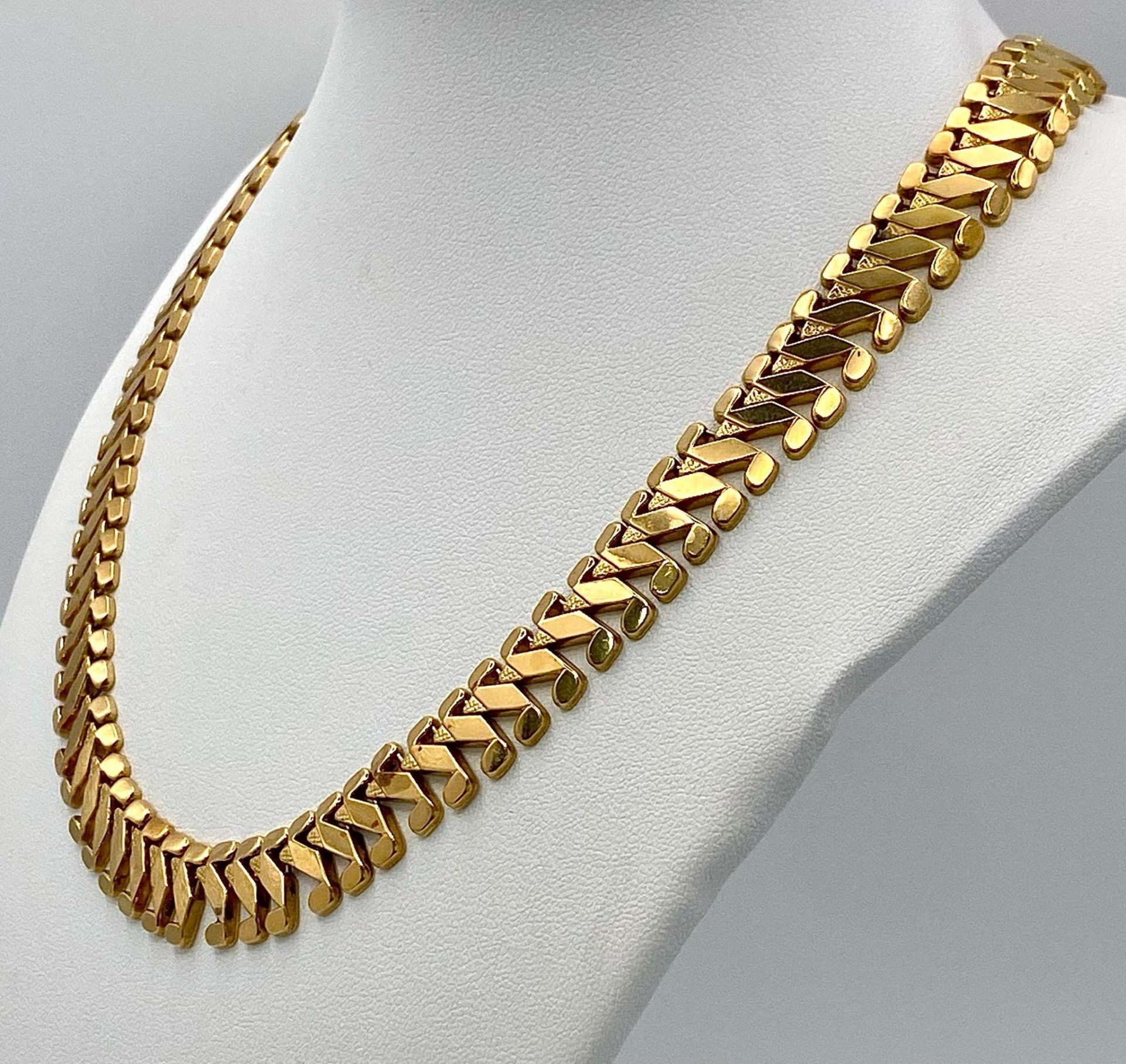 A Wonderful 18K Yellow Gold Reptilian Link Necklace with a Snakes Head Clasp! 42cm length. 37.71g - Image 3 of 8