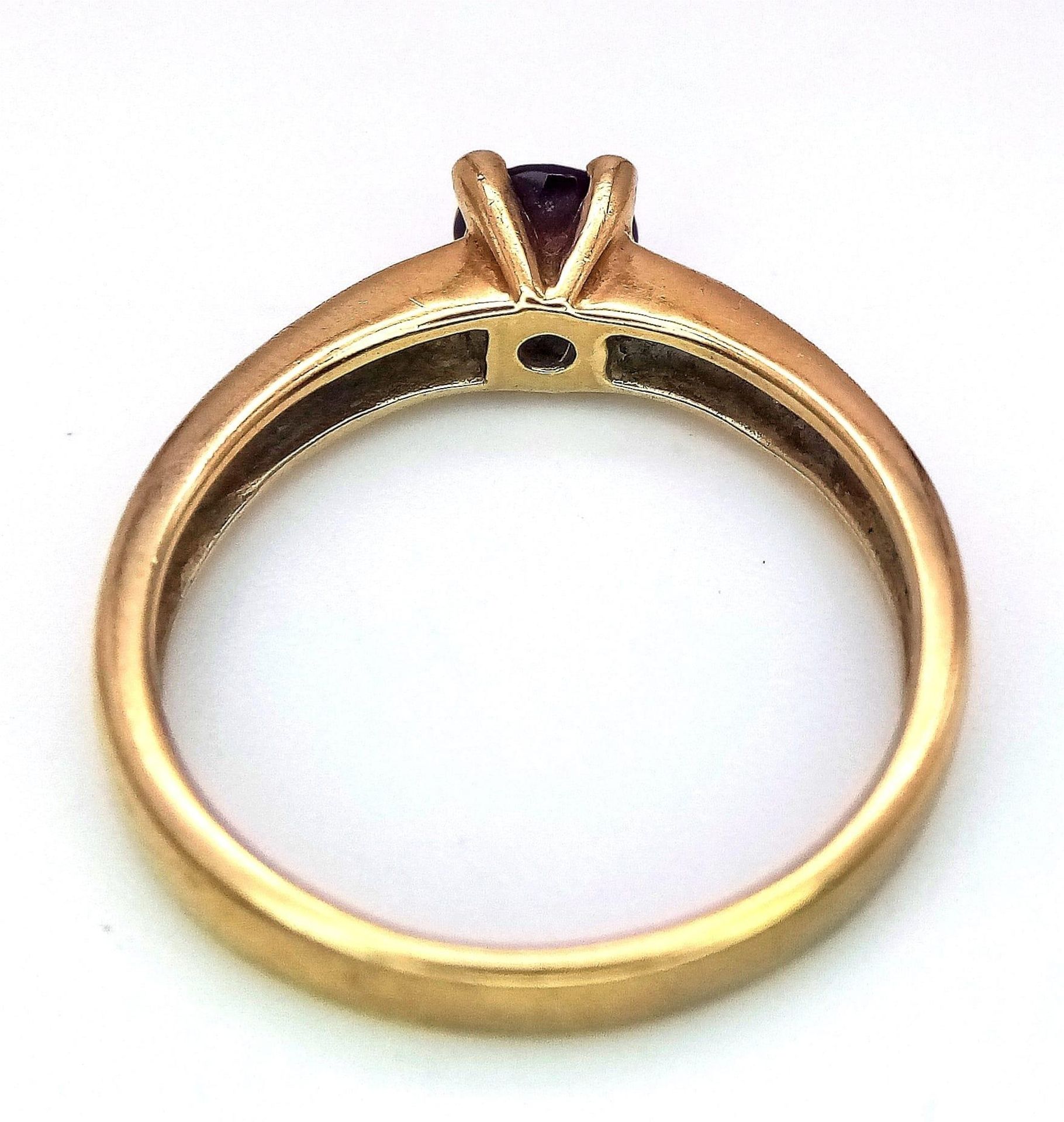 A 9K GOLD GARNET SOLITAIRE RING . 2.9gms size N - Bild 6 aus 6