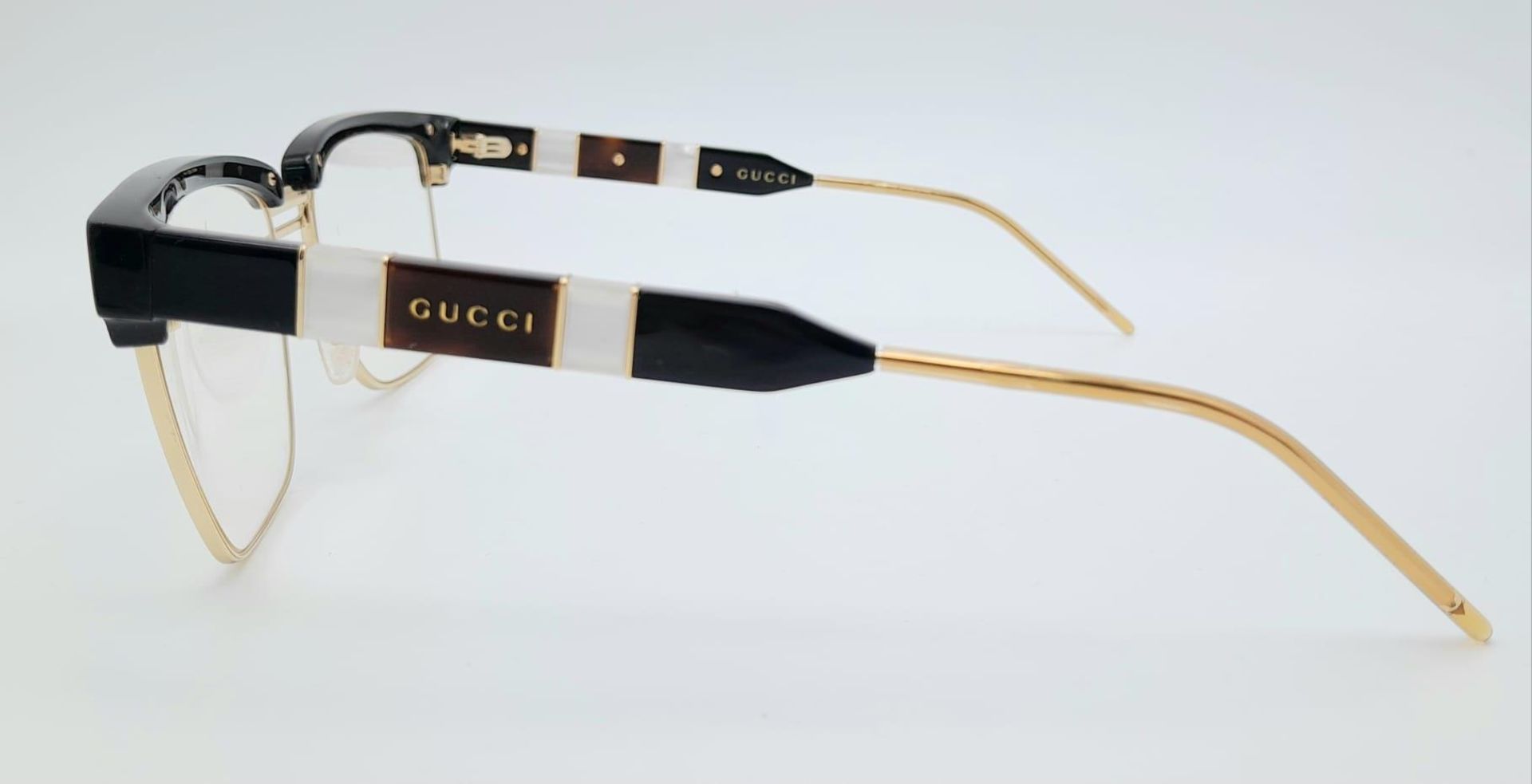 A GUCCI pair of glasses, gold plated in parts with mother of pearl highlights. Very stylish! - Bild 3 aus 5