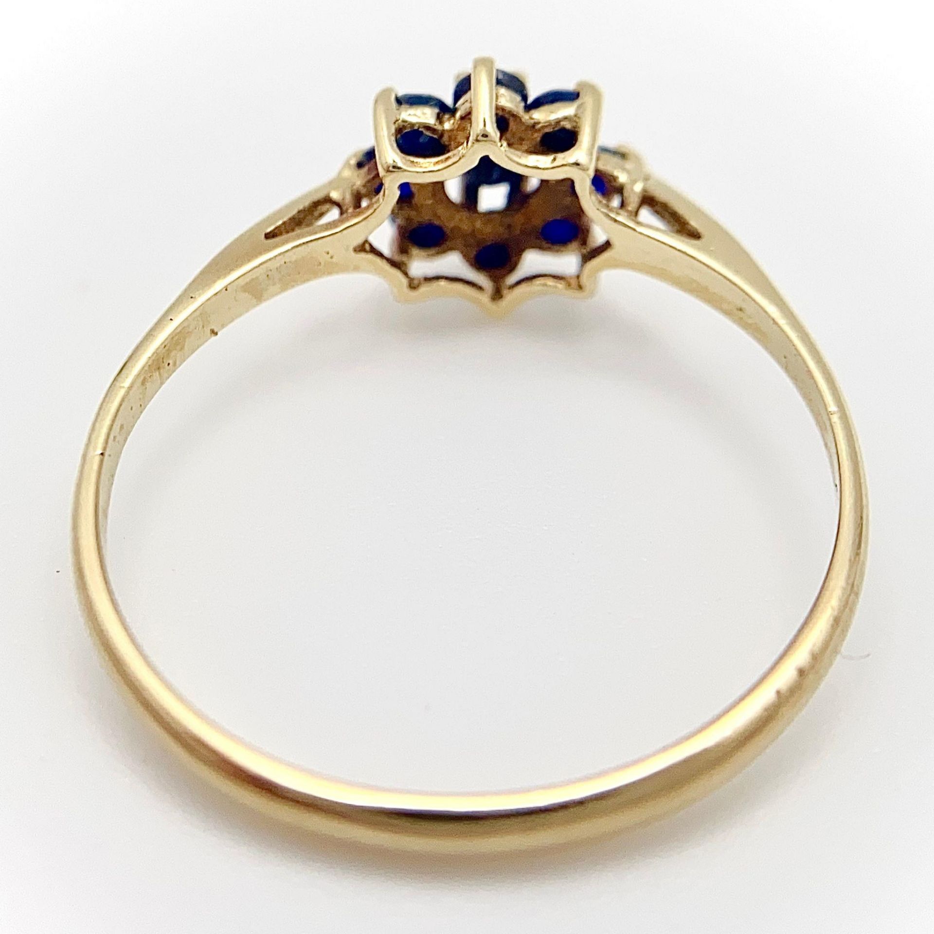 A 9K YELLOW GOLD SAPPHIRE SET CLUSTER RING. 1.3G. SIZE Q. - Image 6 of 9