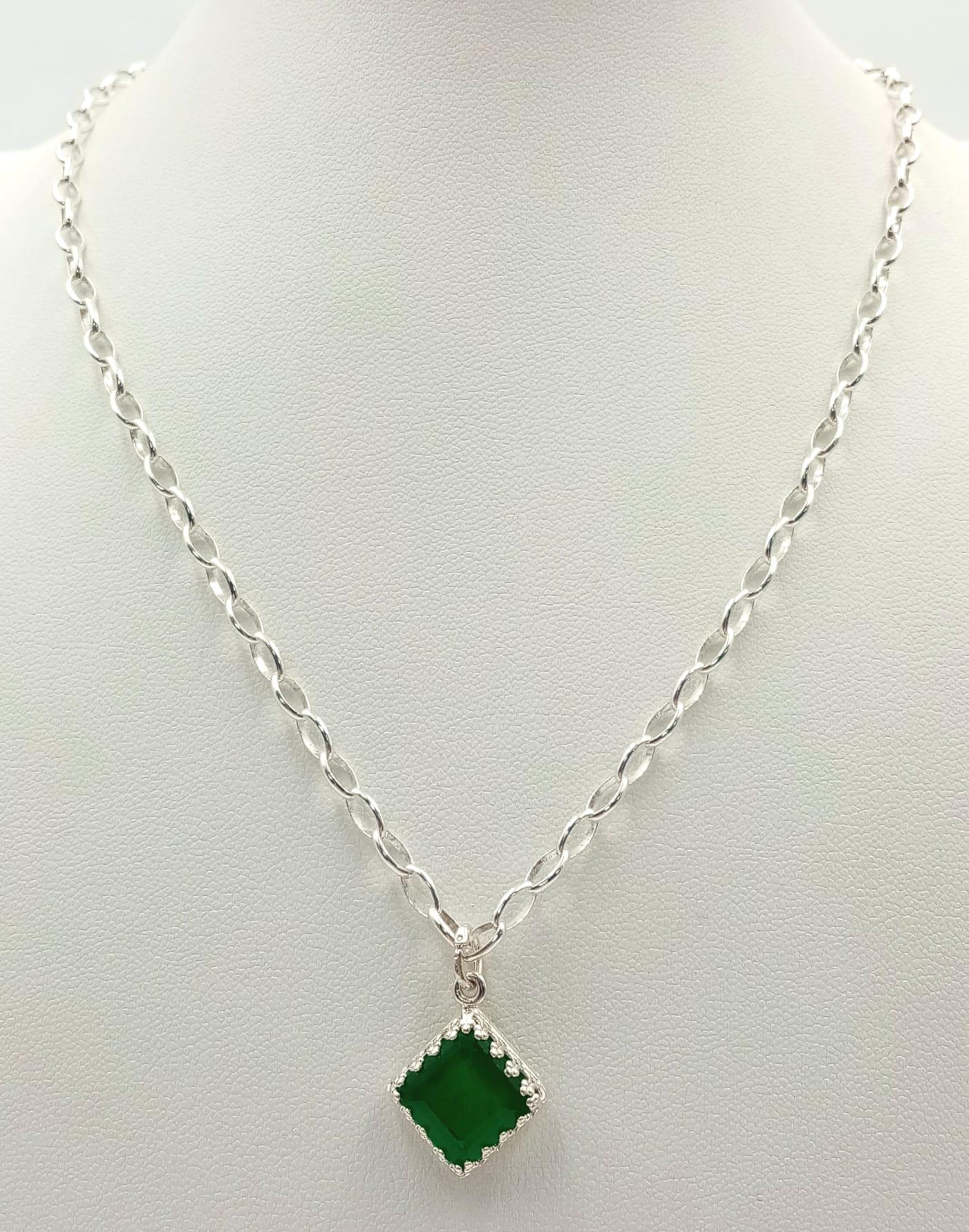 A sterling silver chain necklace with a synthetic emerald pendant, chain length: 42 cm, total - Image 3 of 7