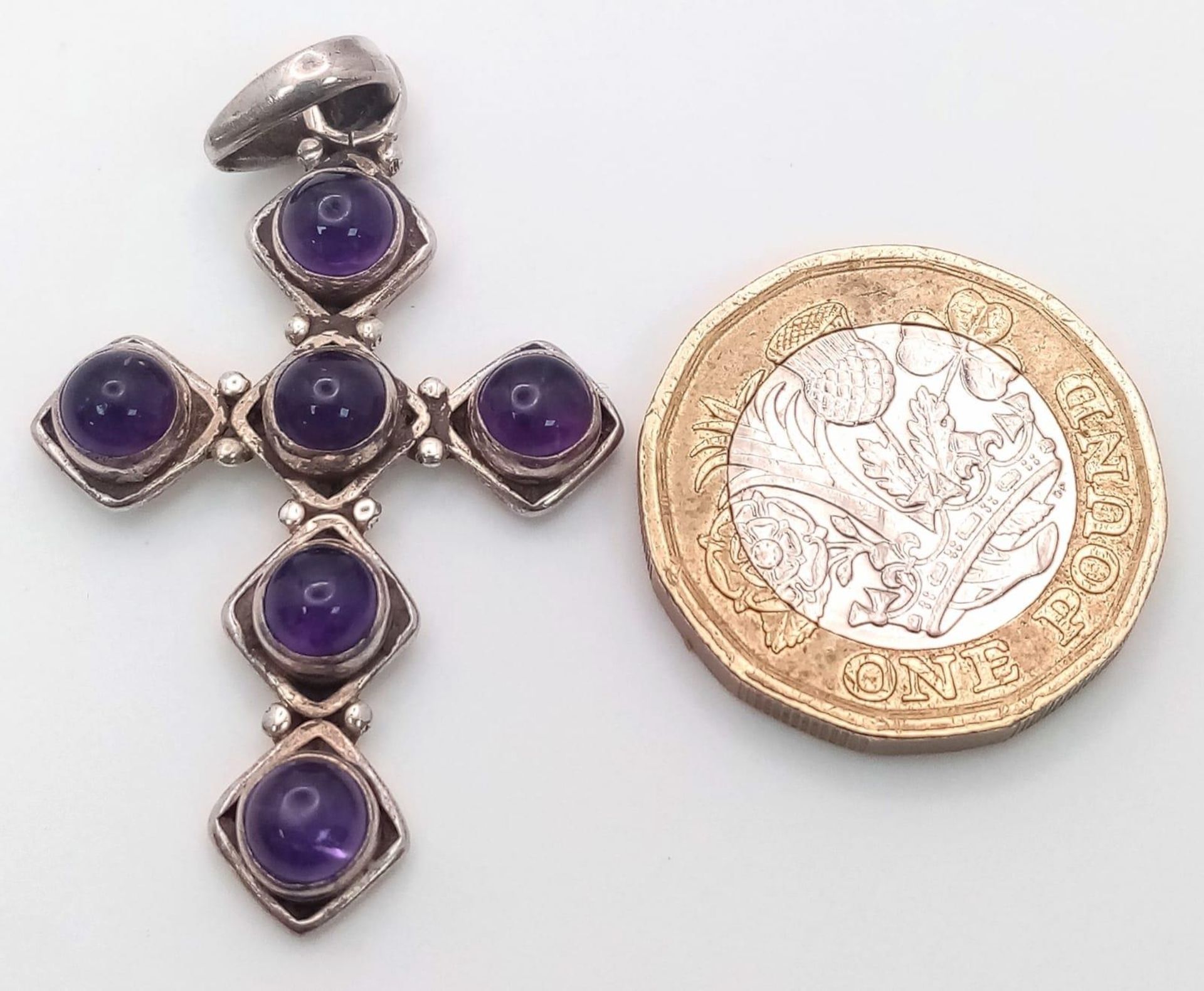 A Sterling Silver Amethyst Cabochon Cross Pendant. 4.5cm Length. Set with 4mm Round Cut Amethyst - Bild 6 aus 8