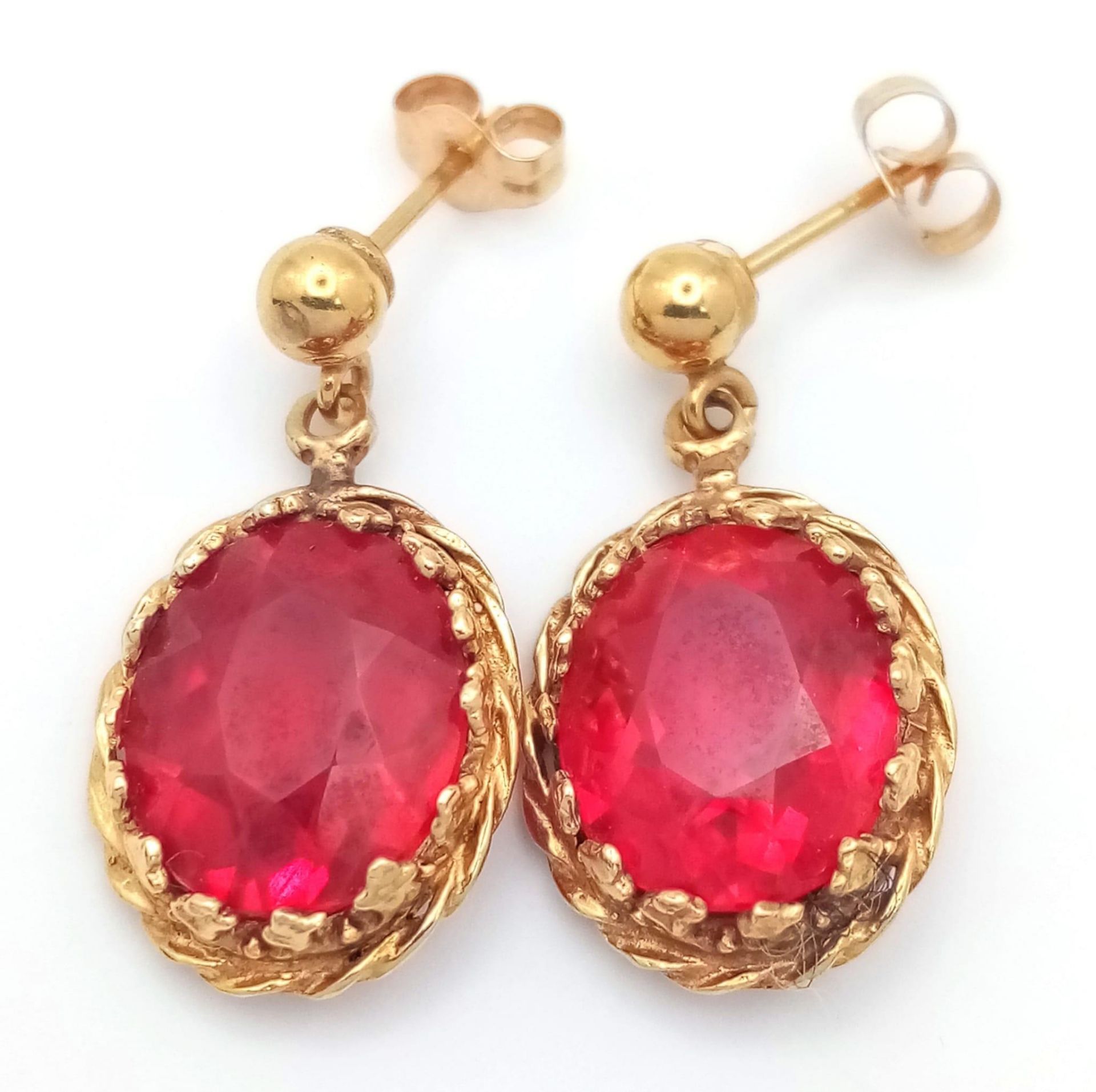 A PAIR OF FABULOUS 14K GOLD AND RUBY EARRINGS . 4.6gms - Image 2 of 5