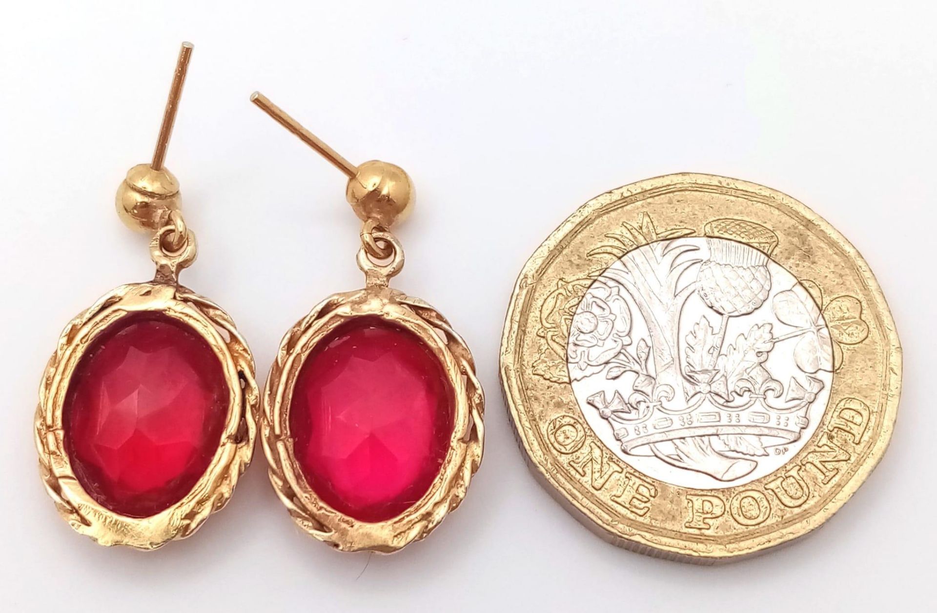 A PAIR OF FABULOUS 14K GOLD AND RUBY EARRINGS . 4.6gms - Image 4 of 5