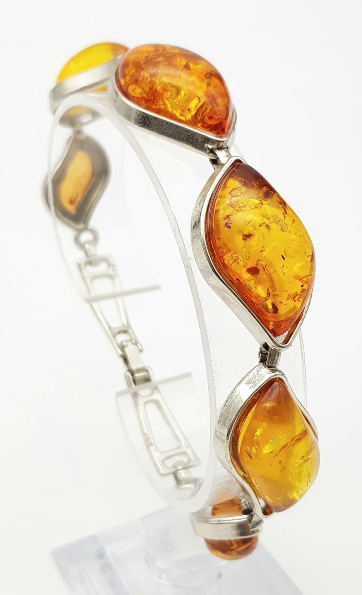 An amber bracelet with matching earrings set in a presentation box, bracelet length: 20 cm, earrings - Bild 2 aus 12