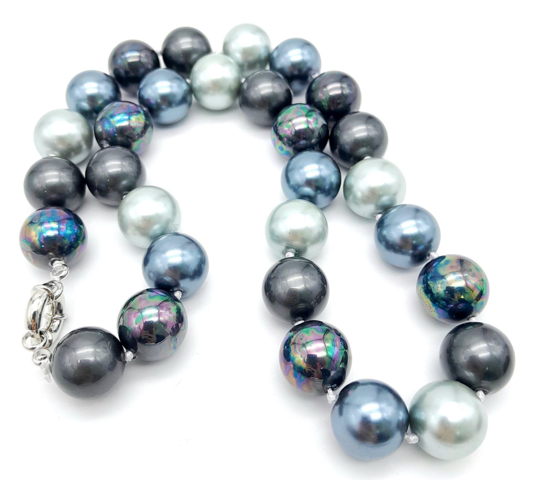 A Vibrant Metallic Shades of Grey South Sea Pearl Shell Necklace. 14mm beads. 42cm necklace length. - Image 5 of 7