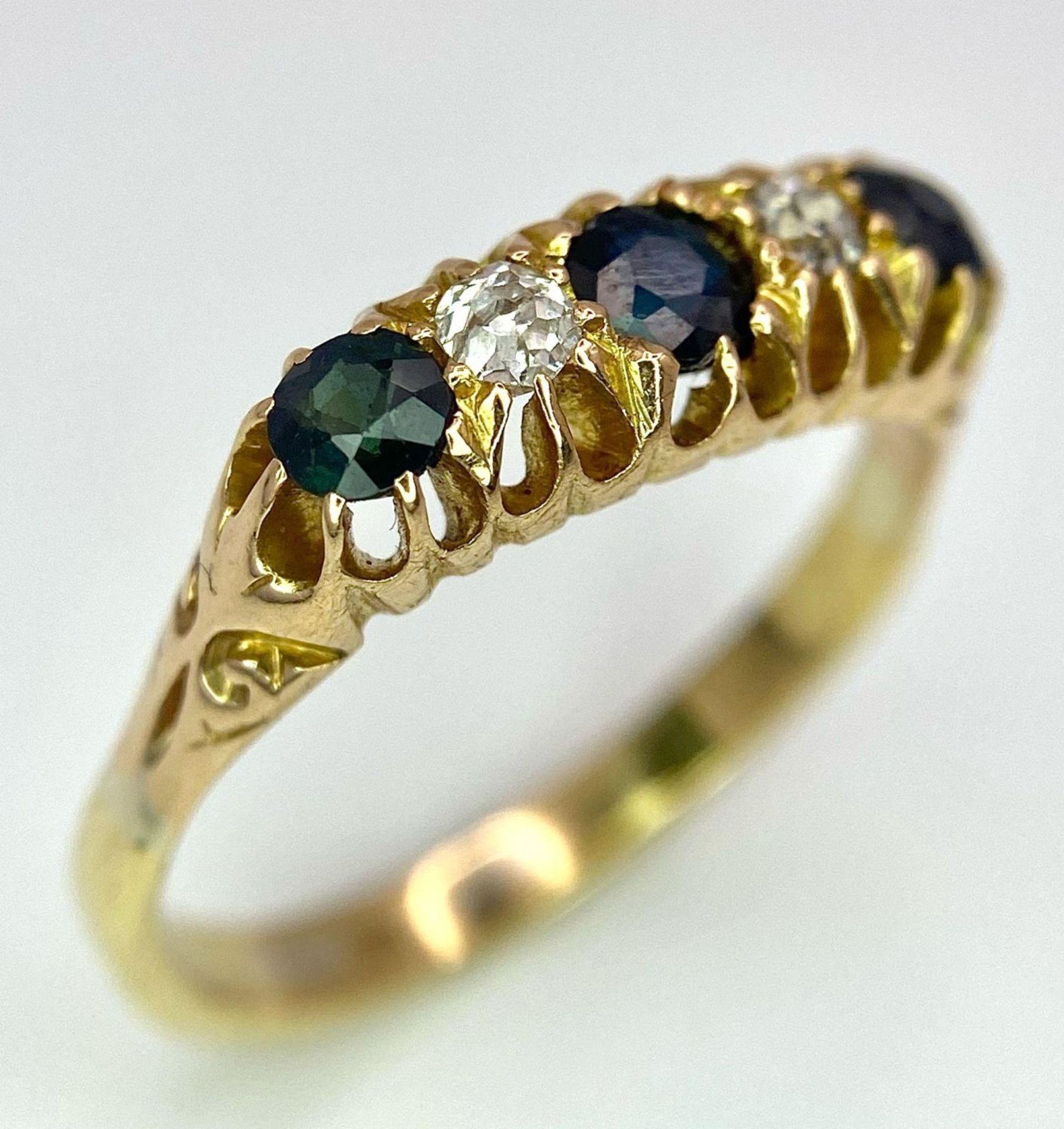 An 18K Yellow Gold Sapphire and Diamond Ring. Size Q. 3.9g - Bild 2 aus 7