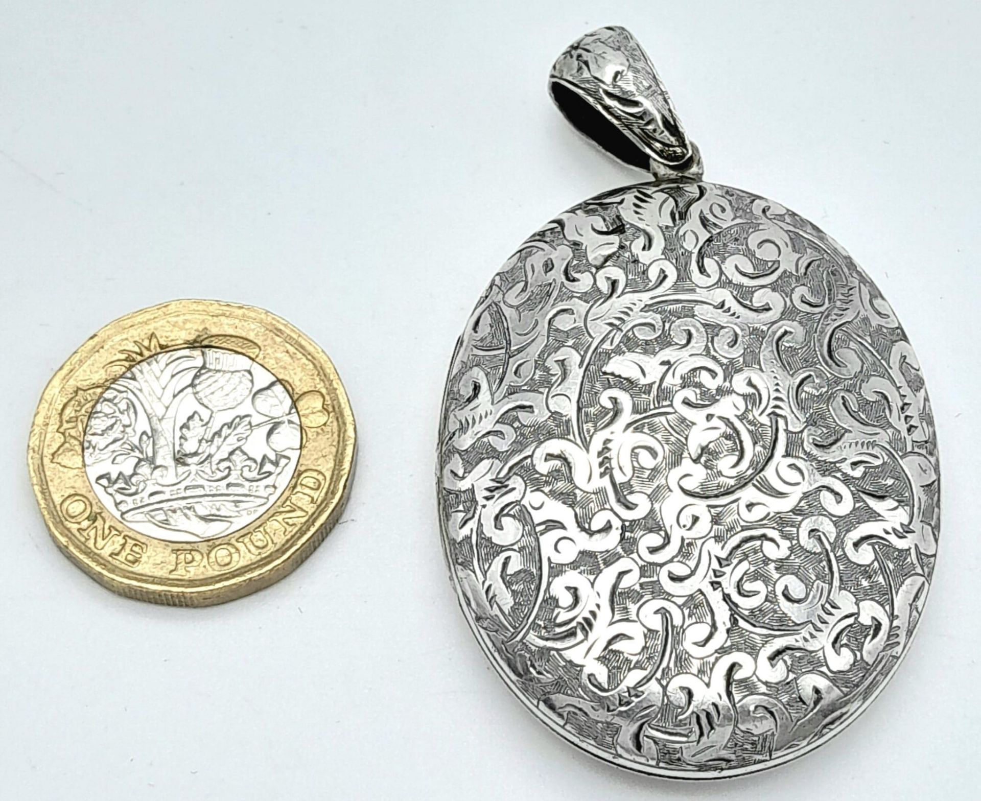 A large vintage sterling silver locket pendant with fabulous engravings. Total weight 22.2G. 6.5X3.5 - Bild 6 aus 7