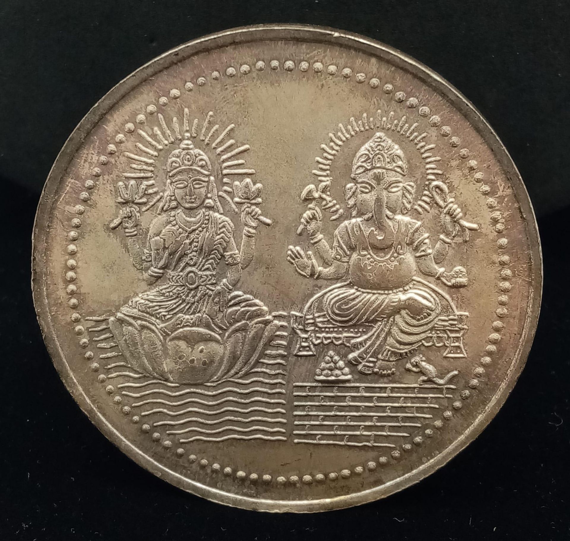 A vintage 999 fine silver Kalpana & Hasmukh Rawal medallion with religious icons at the back. - Bild 3 aus 4