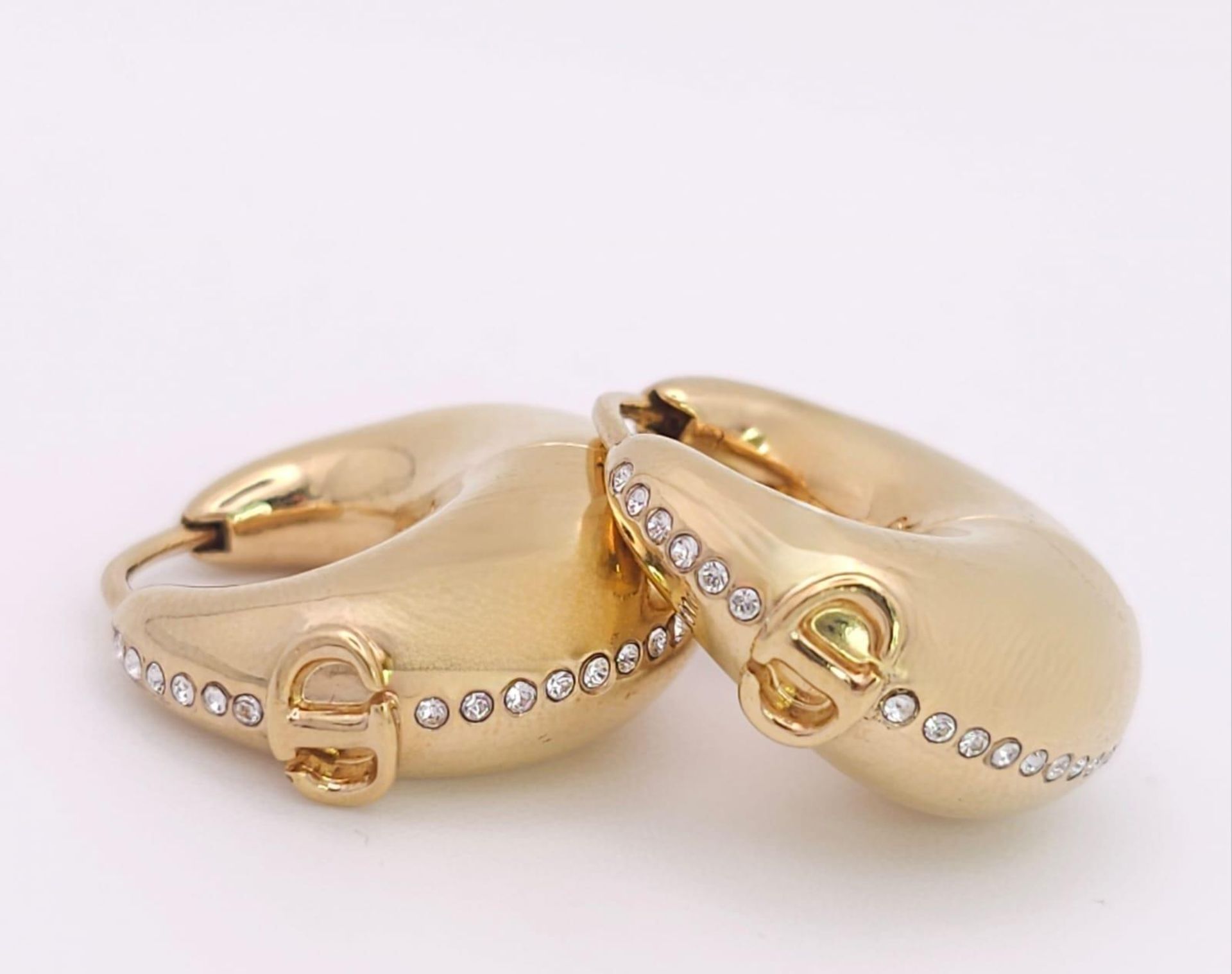 A gold plated DIOR pair of earrings with cubic zirconia. Dimensions: 21 x 22 x 10 mm.