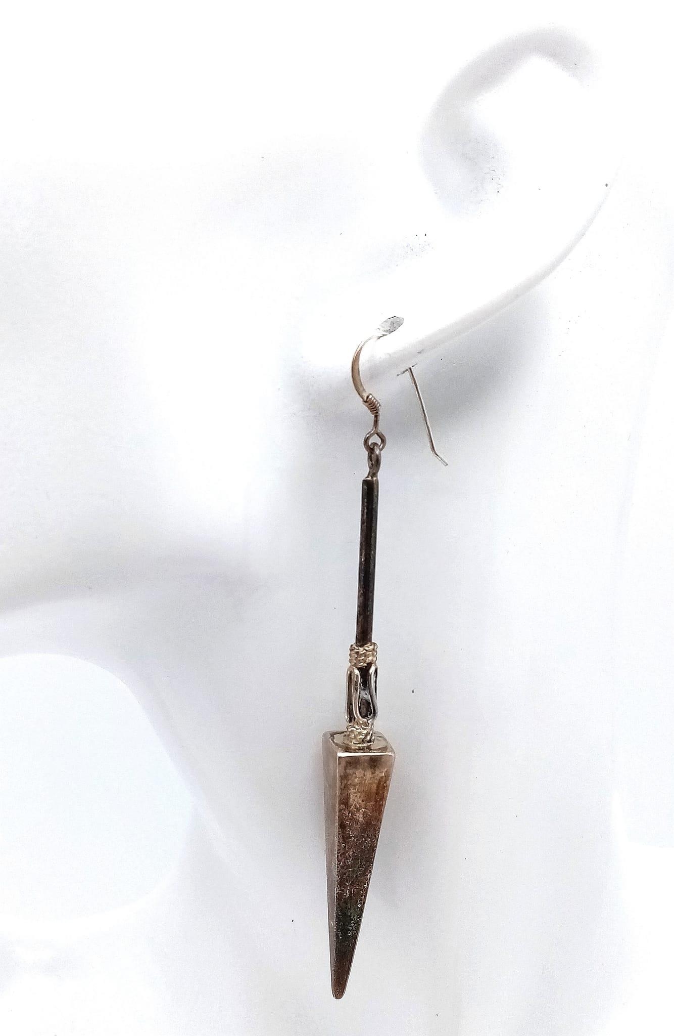 A pair of vintage 925 silver arrow head drop earrings. Total weight 10.3G. Drop: 8.5cm. - Image 6 of 7