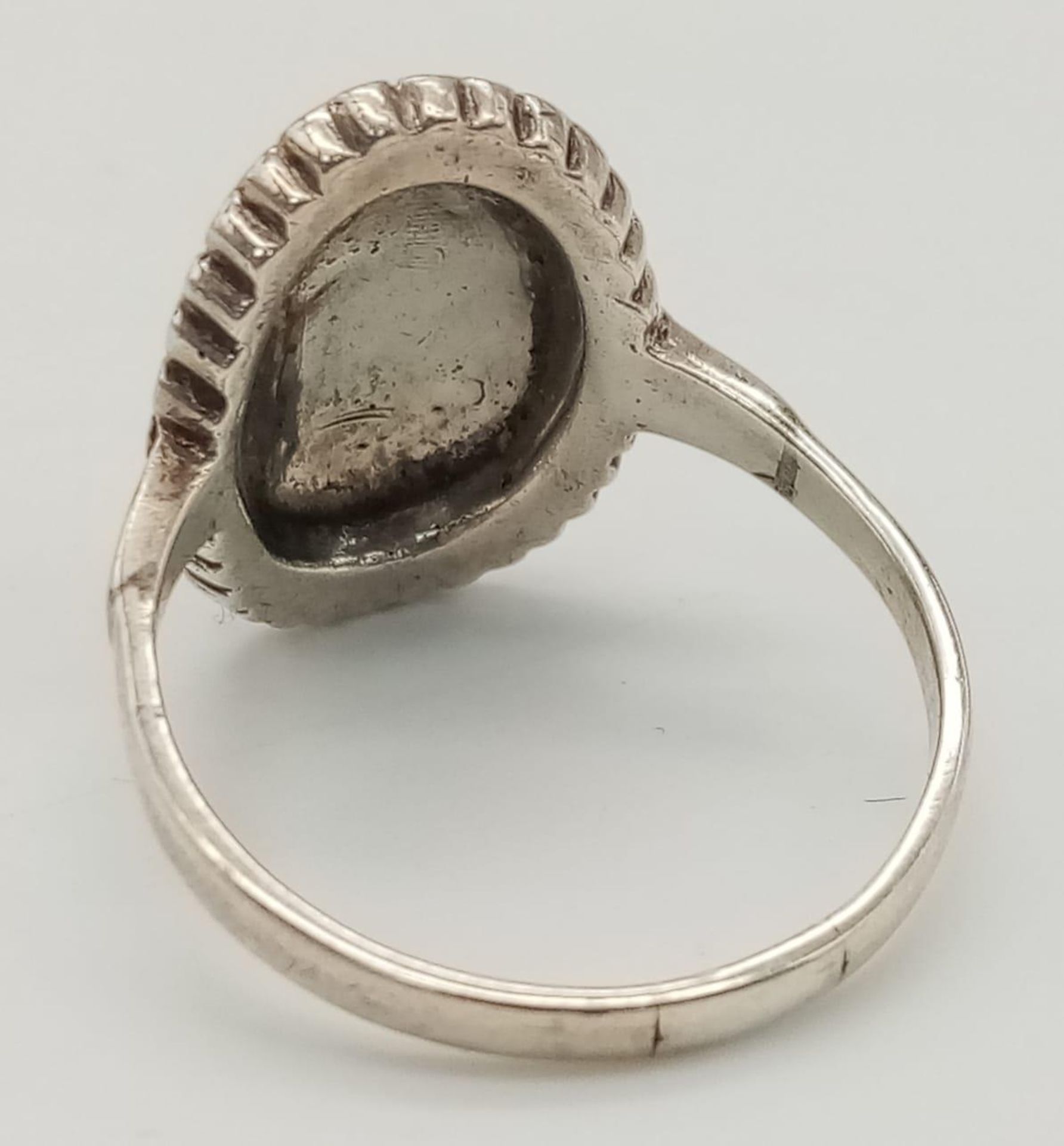 A VINTAGE STERLING SILVER MARQUISITE SET RING, WEIGHT 5G SIZE T - Bild 4 aus 8