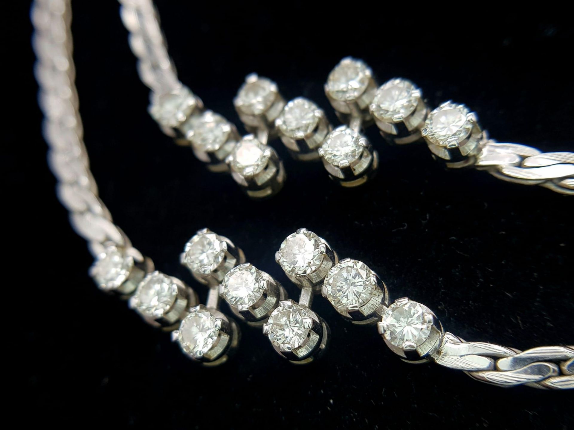 A Beautiful 14K White Gold and Diamond Two Row Necklace. 18 diamonds - 3.6ctw of brilliant round cut - Bild 2 aus 17