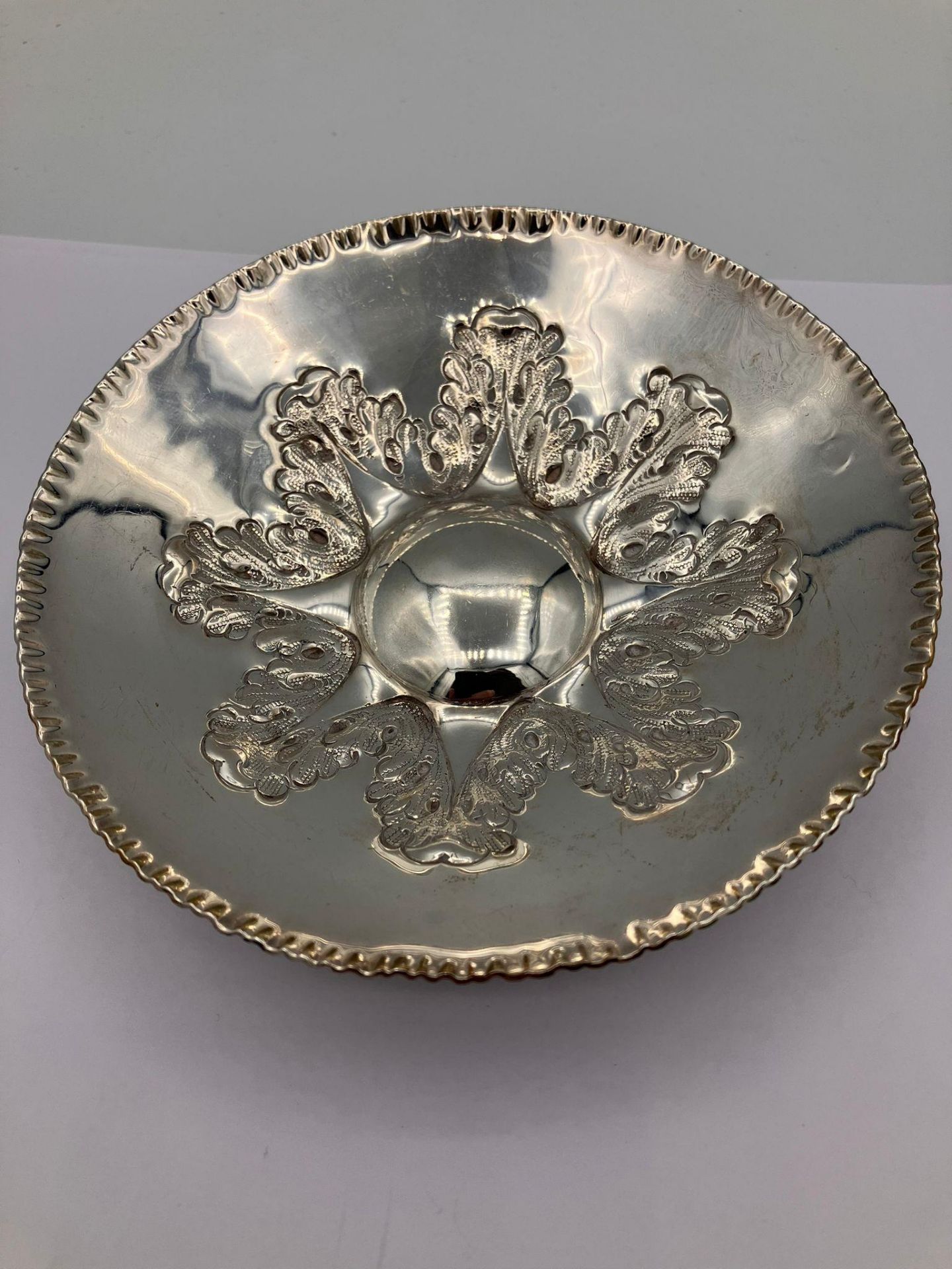 Vintage ASPREY of LONDON SILVER DISH. Beautifully decorated. 12.5 cm diameter. 126 Grams. - Bild 4 aus 7