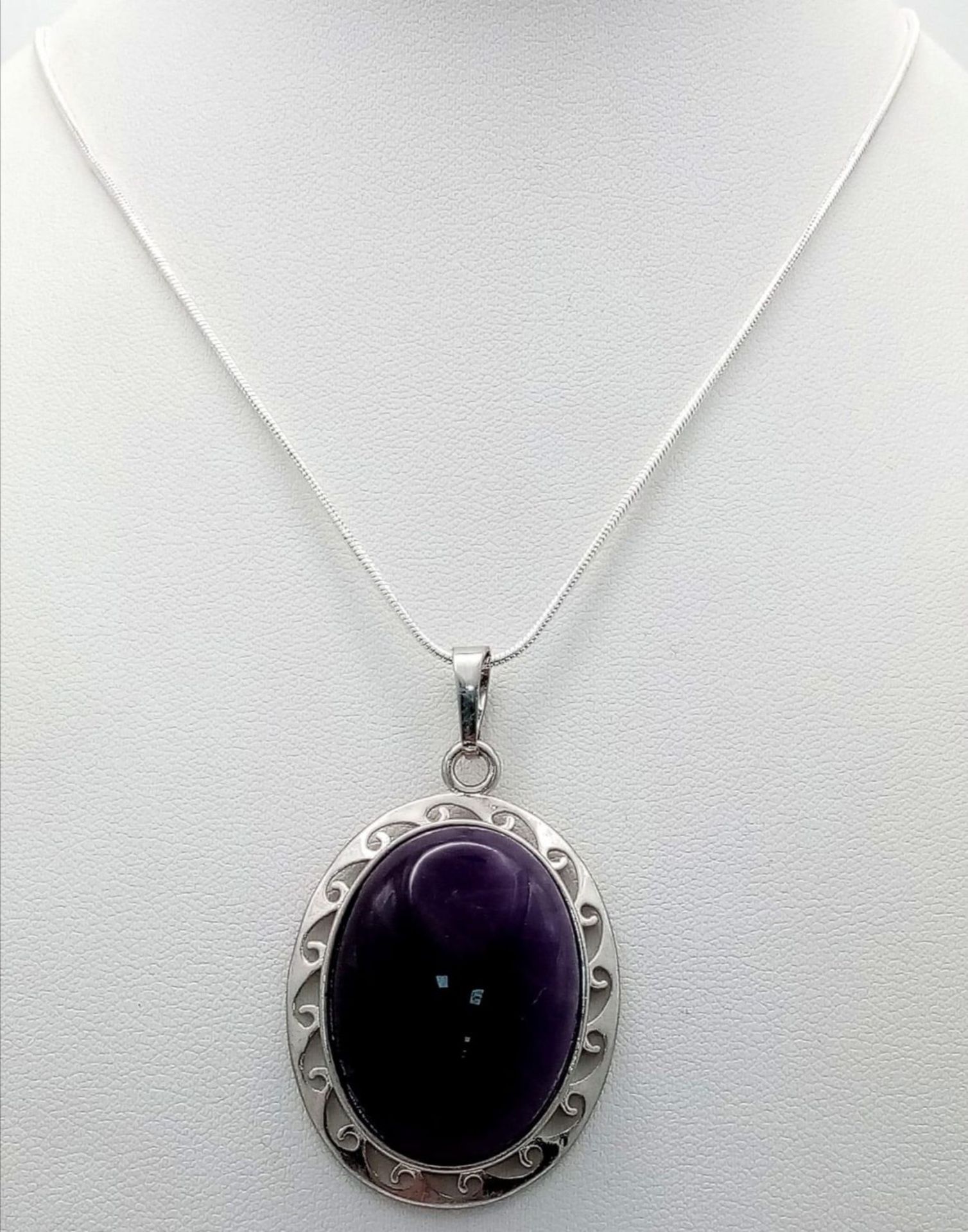 An Amethyst Oval Pendant on a 925 Silver Necklace. 5cm and 42cm. - Bild 3 aus 7