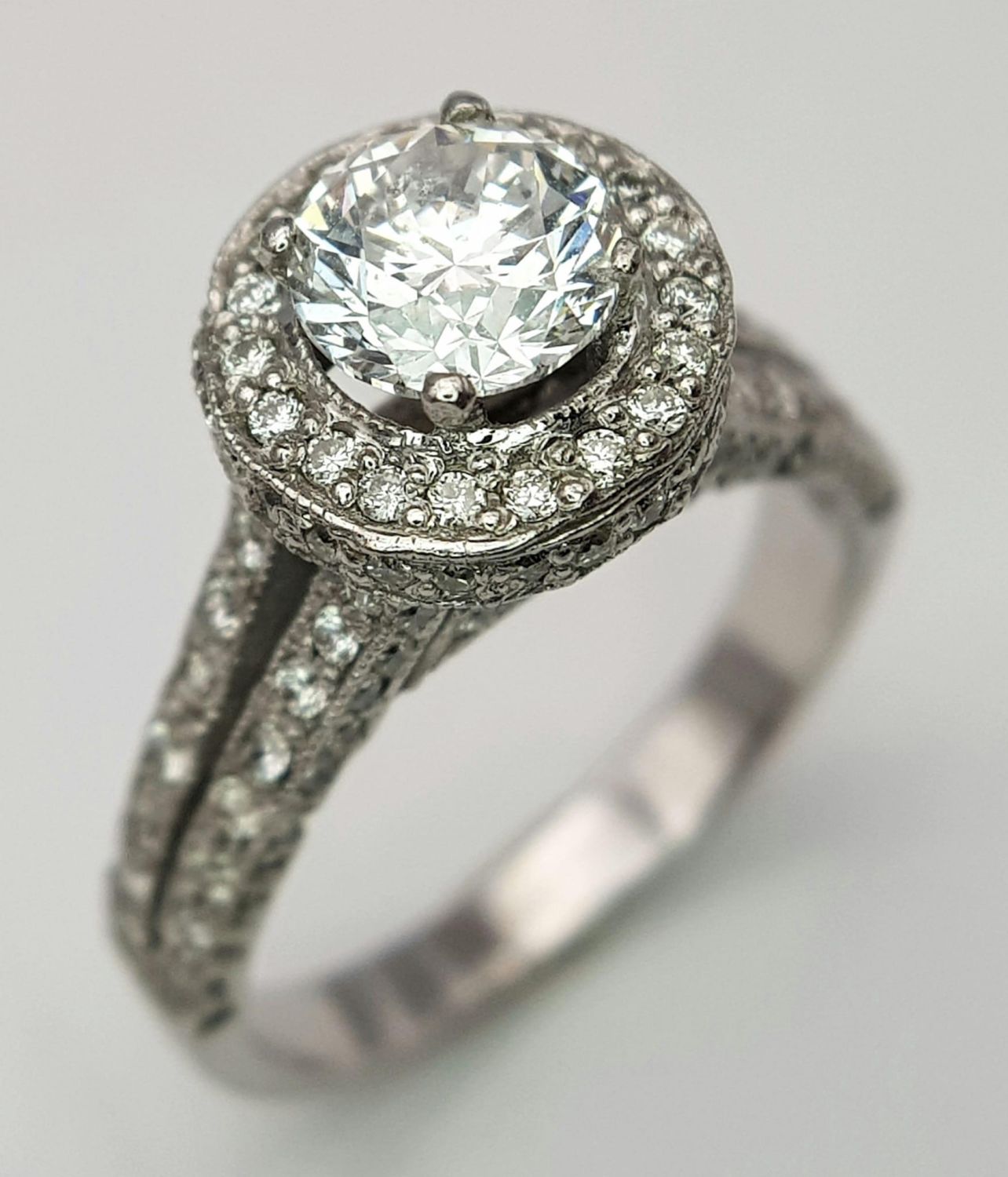 An 18 K white gold ring with a brilliant cut diamond (1.01 carats) surrounded by diamonds on the top - Image 17 of 22