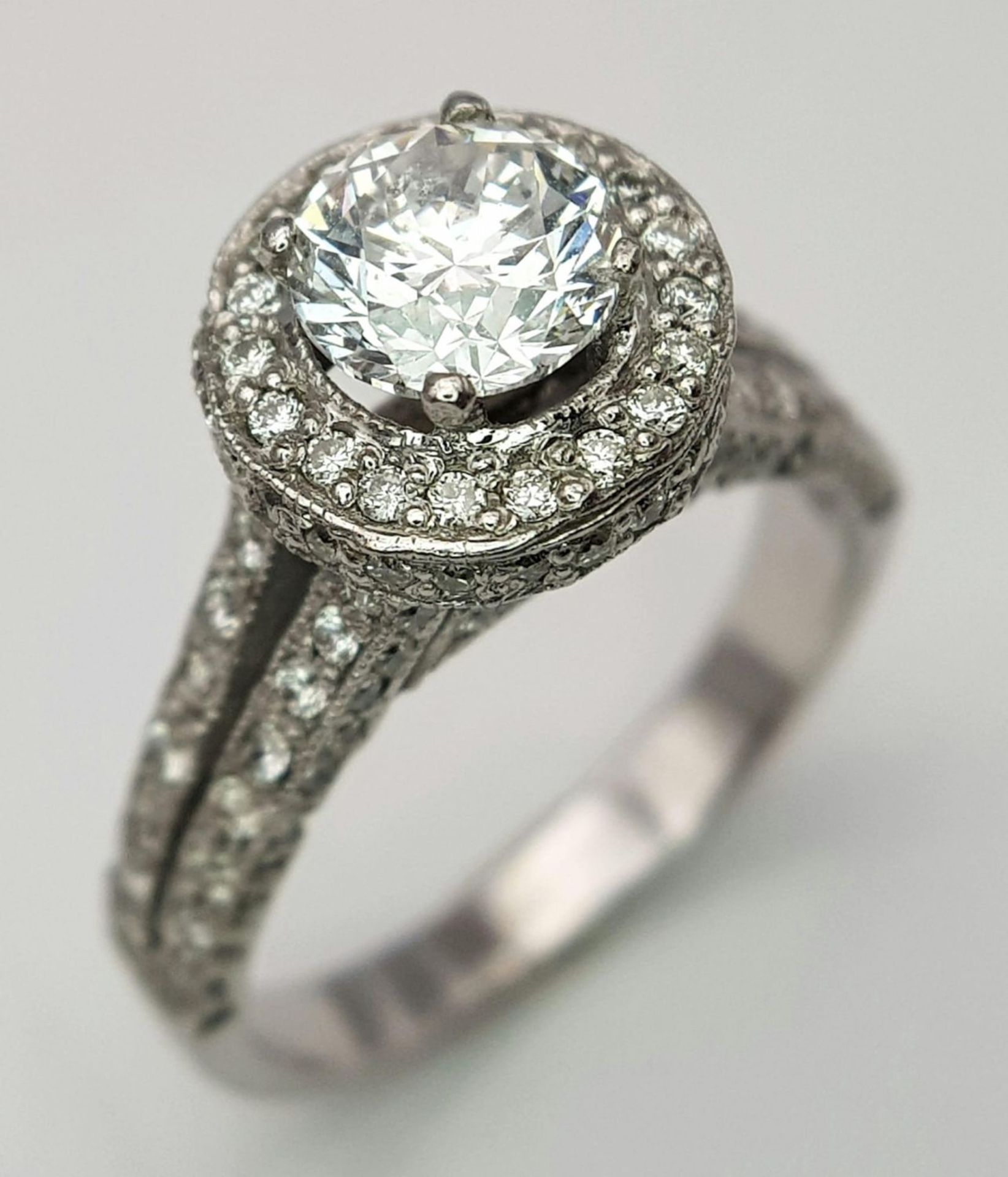 An 18 K white gold ring with a brilliant cut diamond (1.01 carats) surrounded by diamonds on the top - Bild 17 aus 22