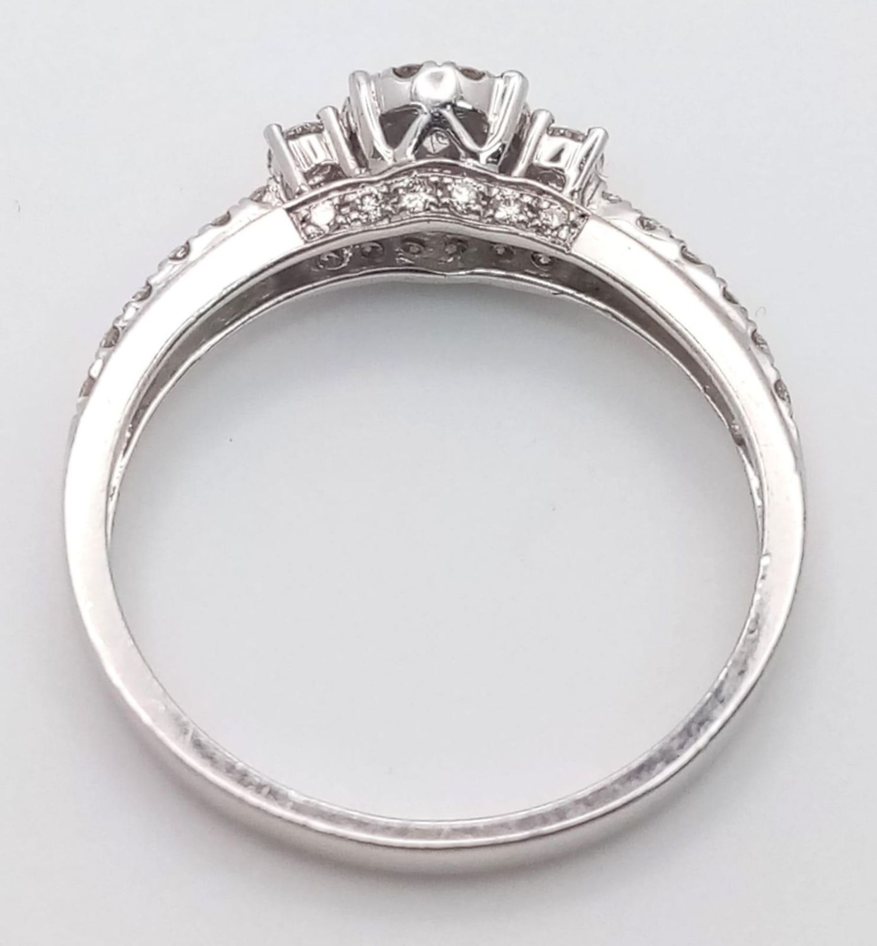 A 9 K white gold ring with a diamond cluster and more diamonds on the shoulders (total 0.41 carats), - Image 7 of 8