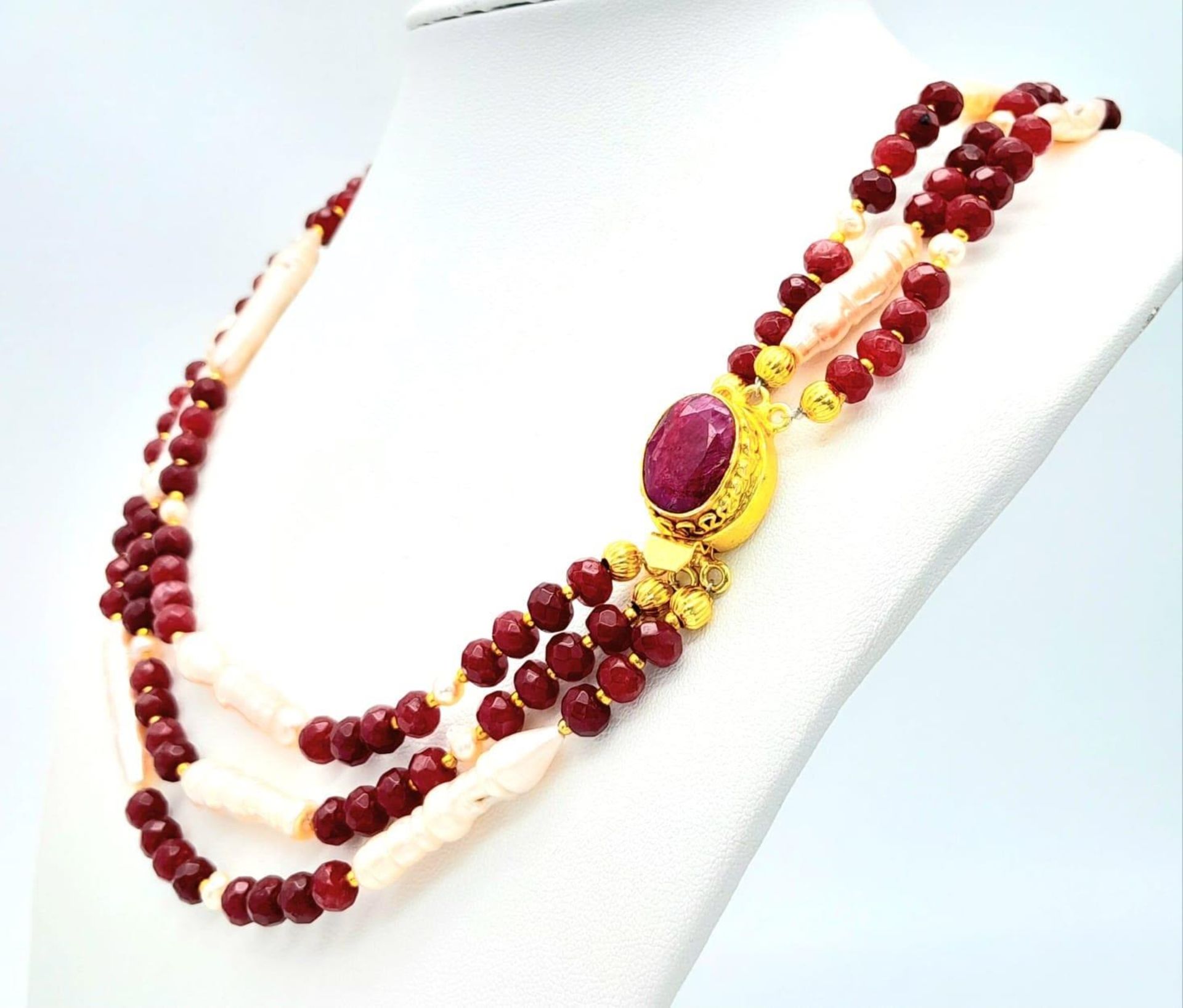 A very glamorous three row necklace and bracelet set with multi-faceted rubies and large, pink, - Bild 7 aus 10