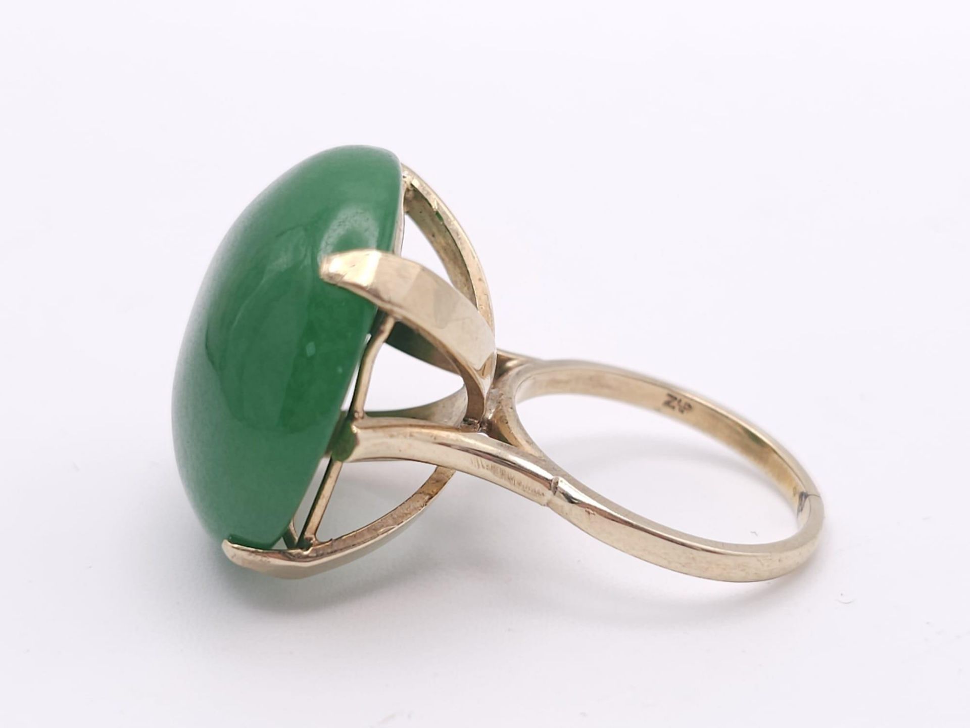 A Vintage 9K Yellow Gold Large Jade Cabochon Ring. Size M. 10.6g - Bild 4 aus 9