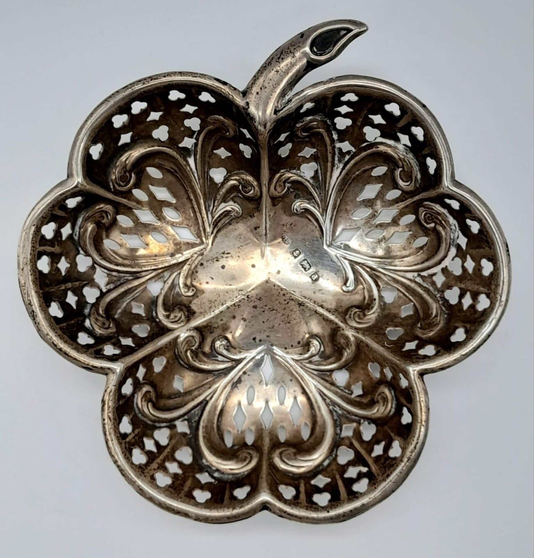 A VINTAGE SOLID SILVER SWEET DISH IN A PIERCED FRUIT DESIGN . 36.4gms 10cms TALL - Image 5 of 9