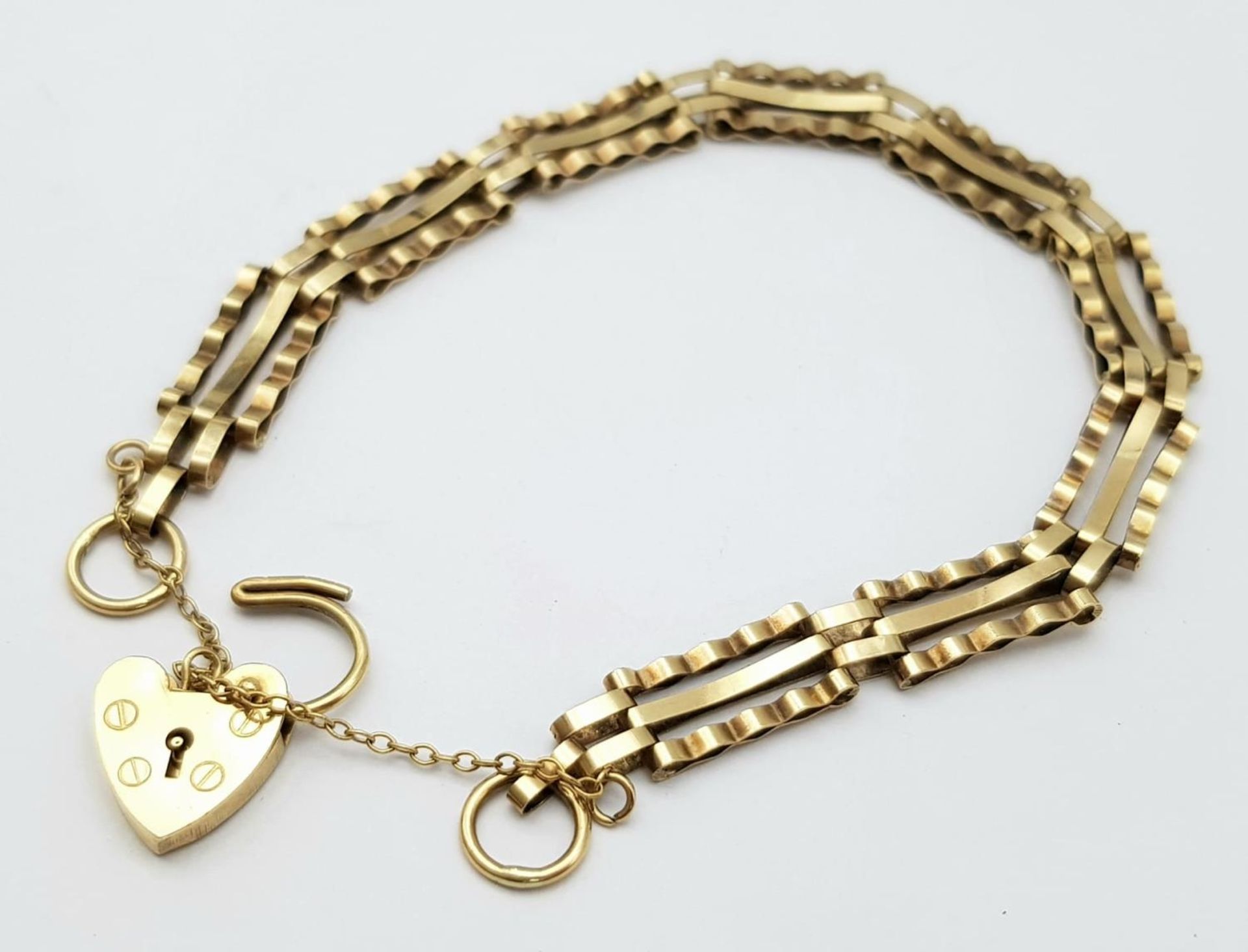 A 9K Yellow Gold Gate Bracelet with Heart Clasp. 17cm. 5.65g weight. - Image 3 of 5